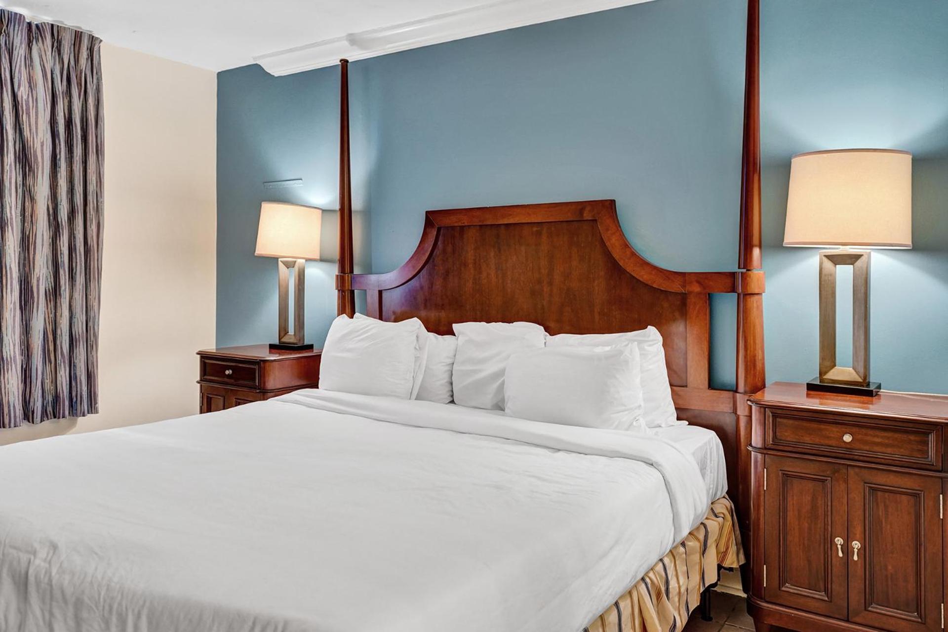 Traditional Suite King Bed Poolside - Photo 10