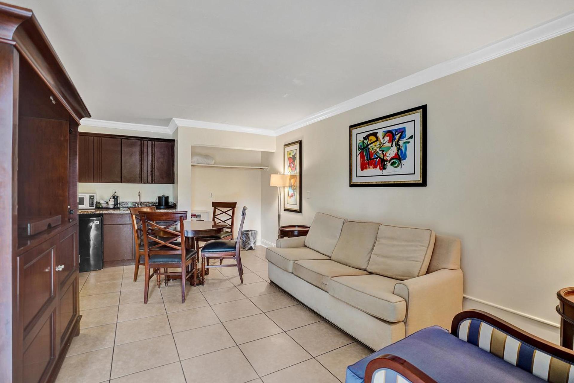 Traditional Suite King Bed Poolside - Photo 9