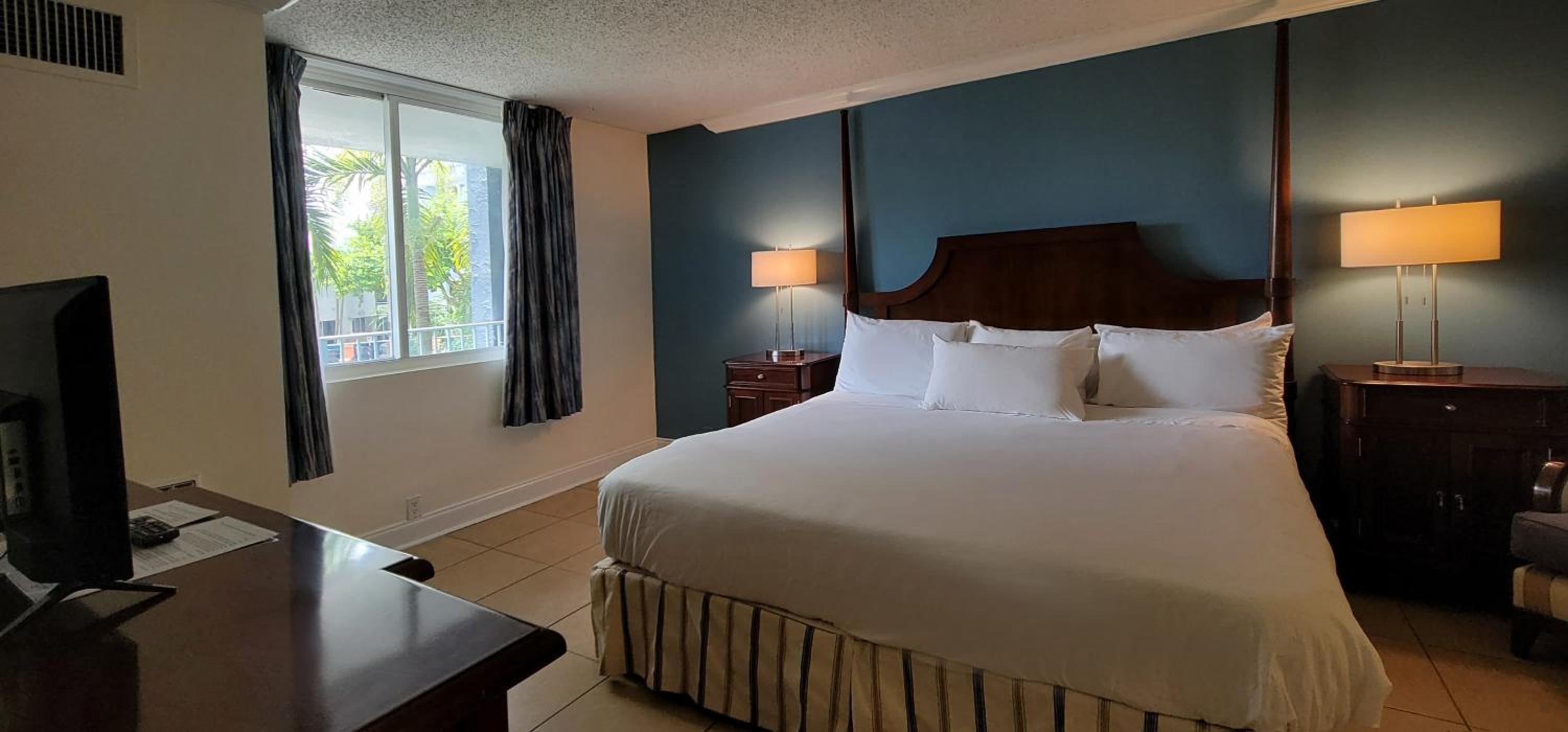 Traditional Suite King Bed Poolside - Photo 31