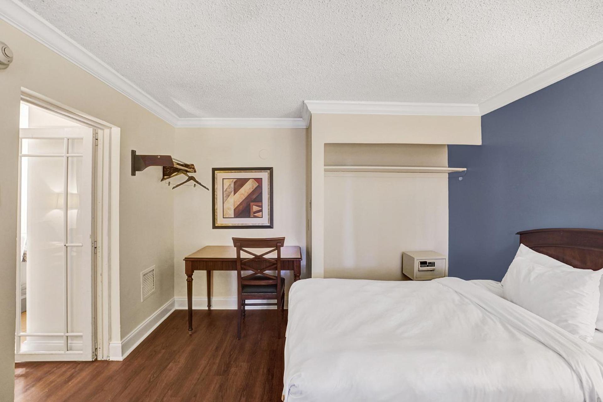 Traditional Suite King Bed Poolside - Photo 15