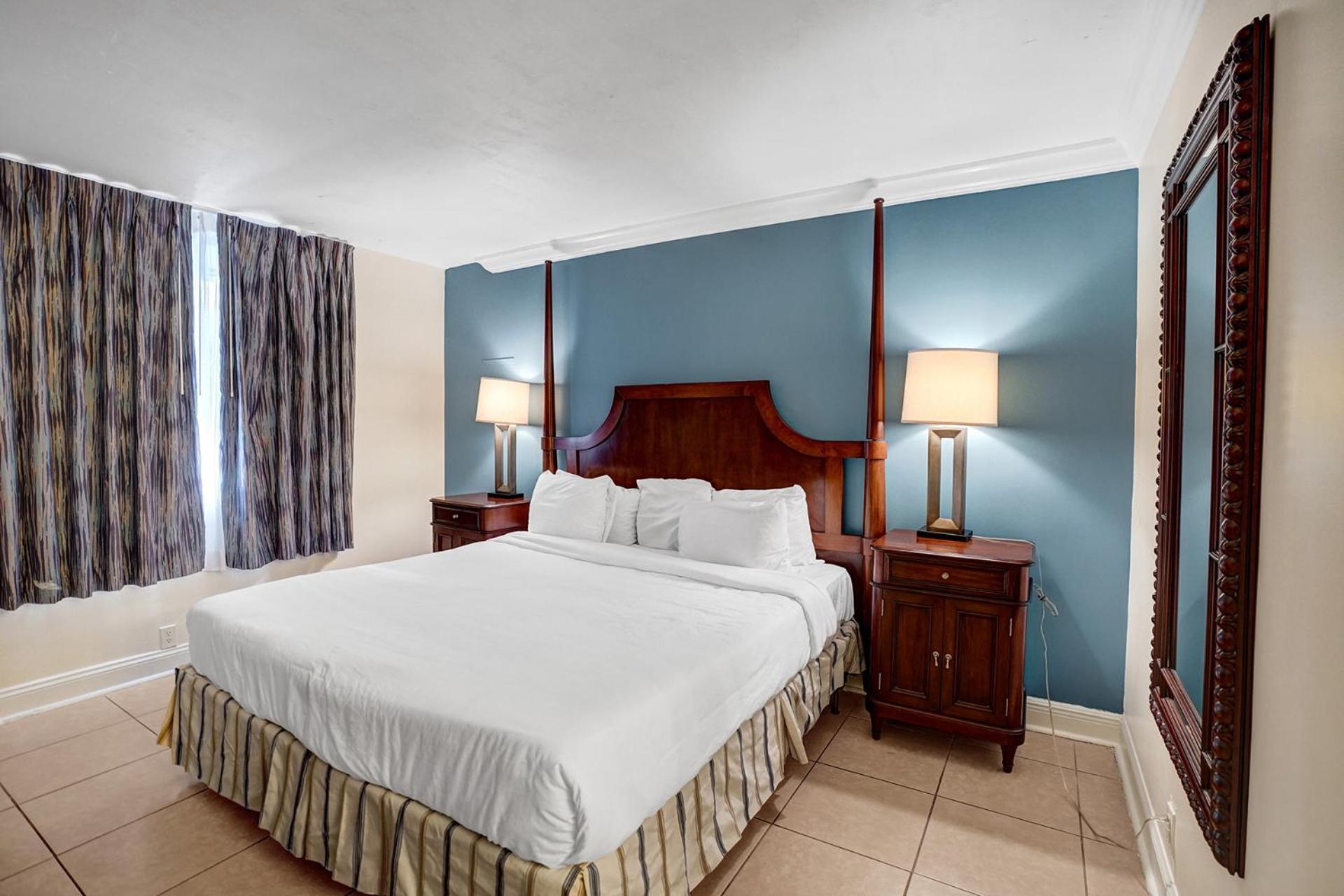 Traditional Suite King Bed Poolside - Photo 7
