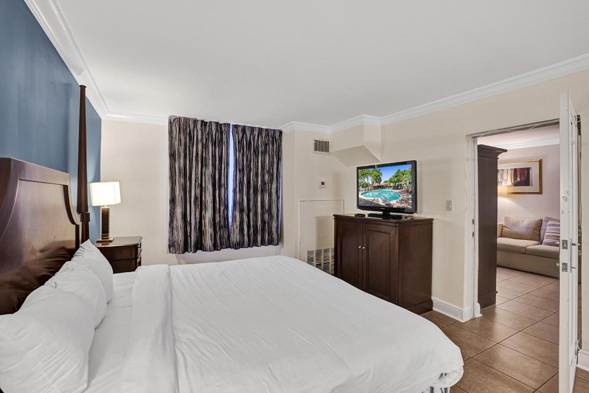 Traditional Suite King Bed Poolside - Photo 16