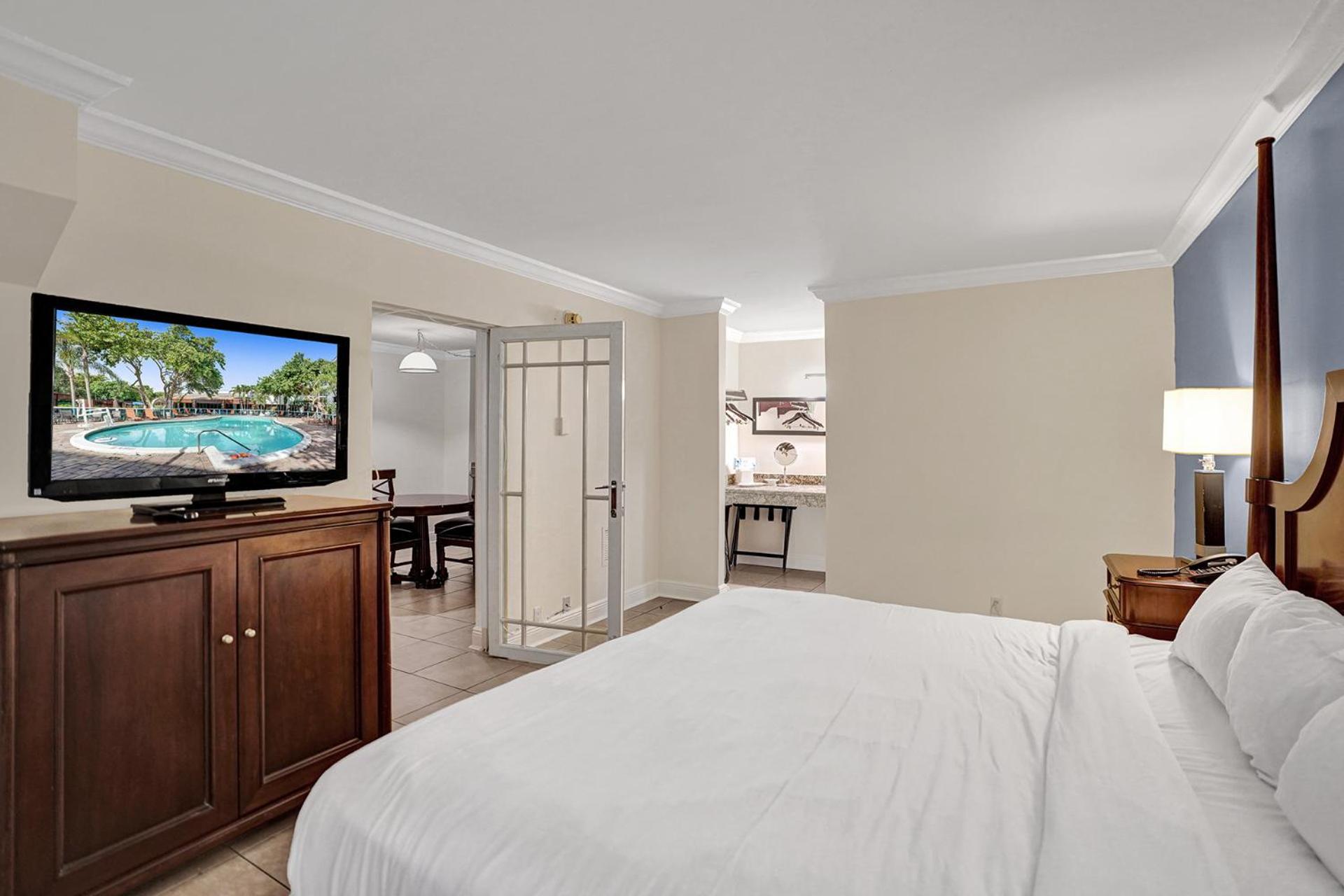 Traditional Suite King Bed Poolside - Photo 18