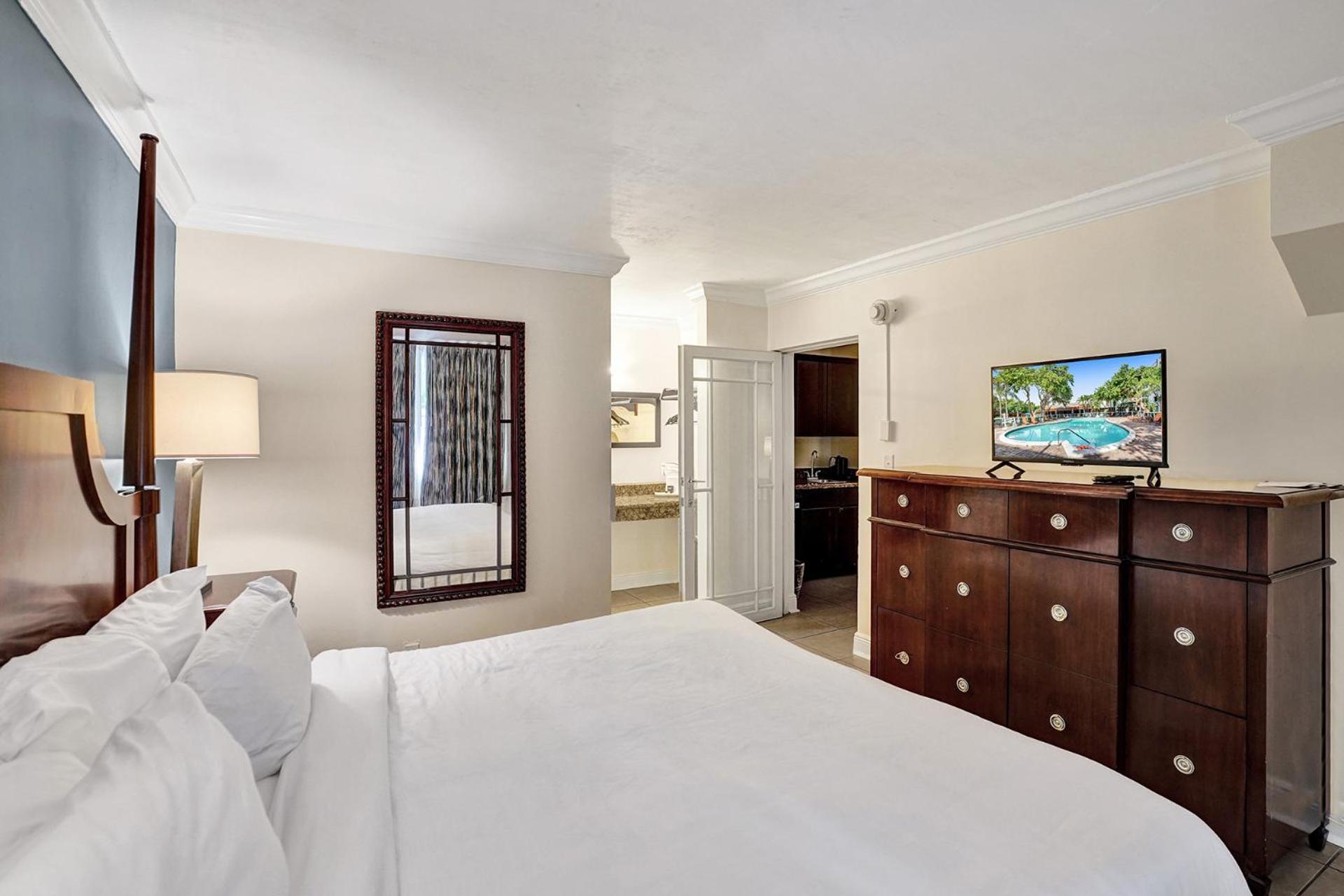 Traditional Suite King Bed Poolside - Photo 21