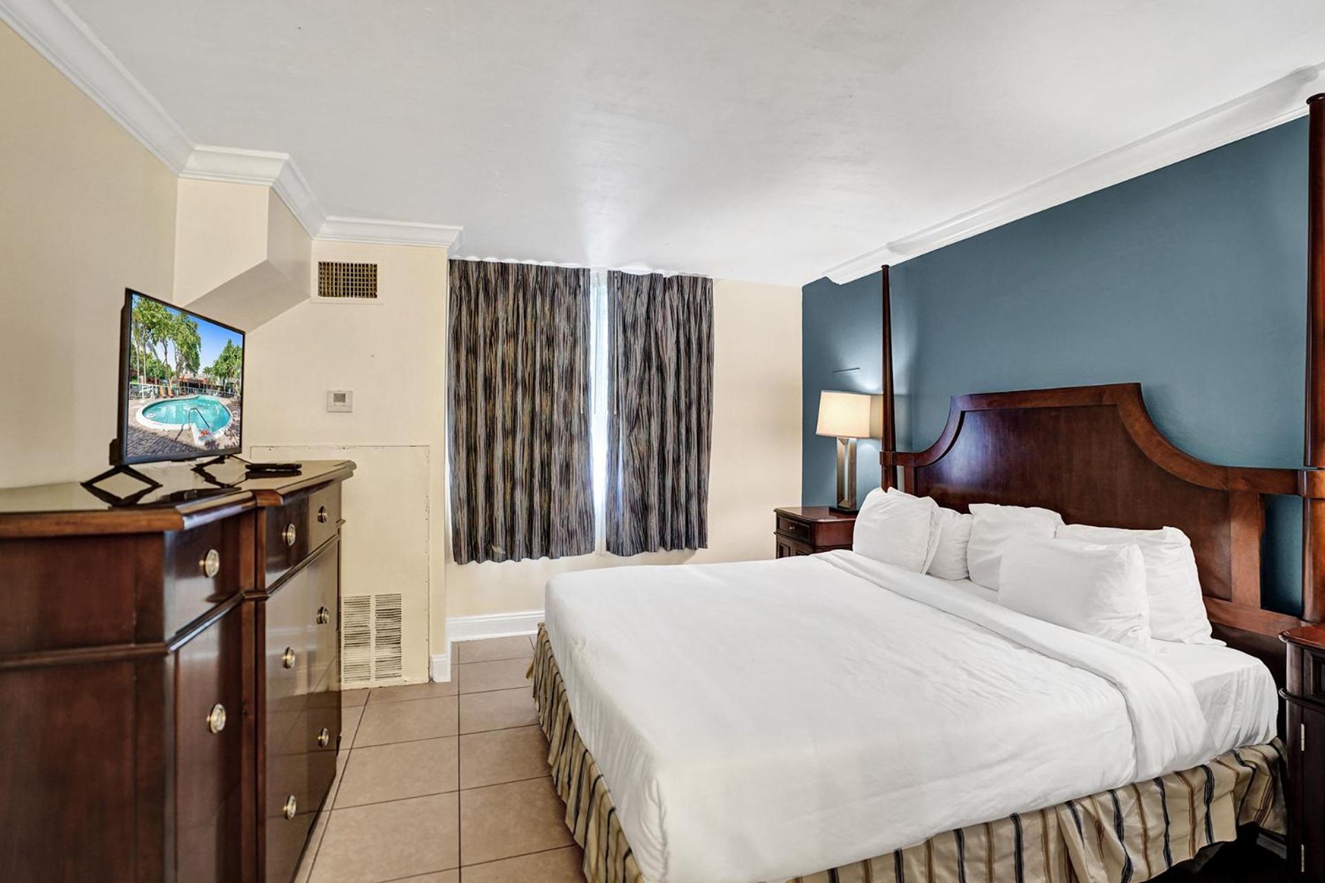 Traditional Suite King Bed Poolside - Photo 24