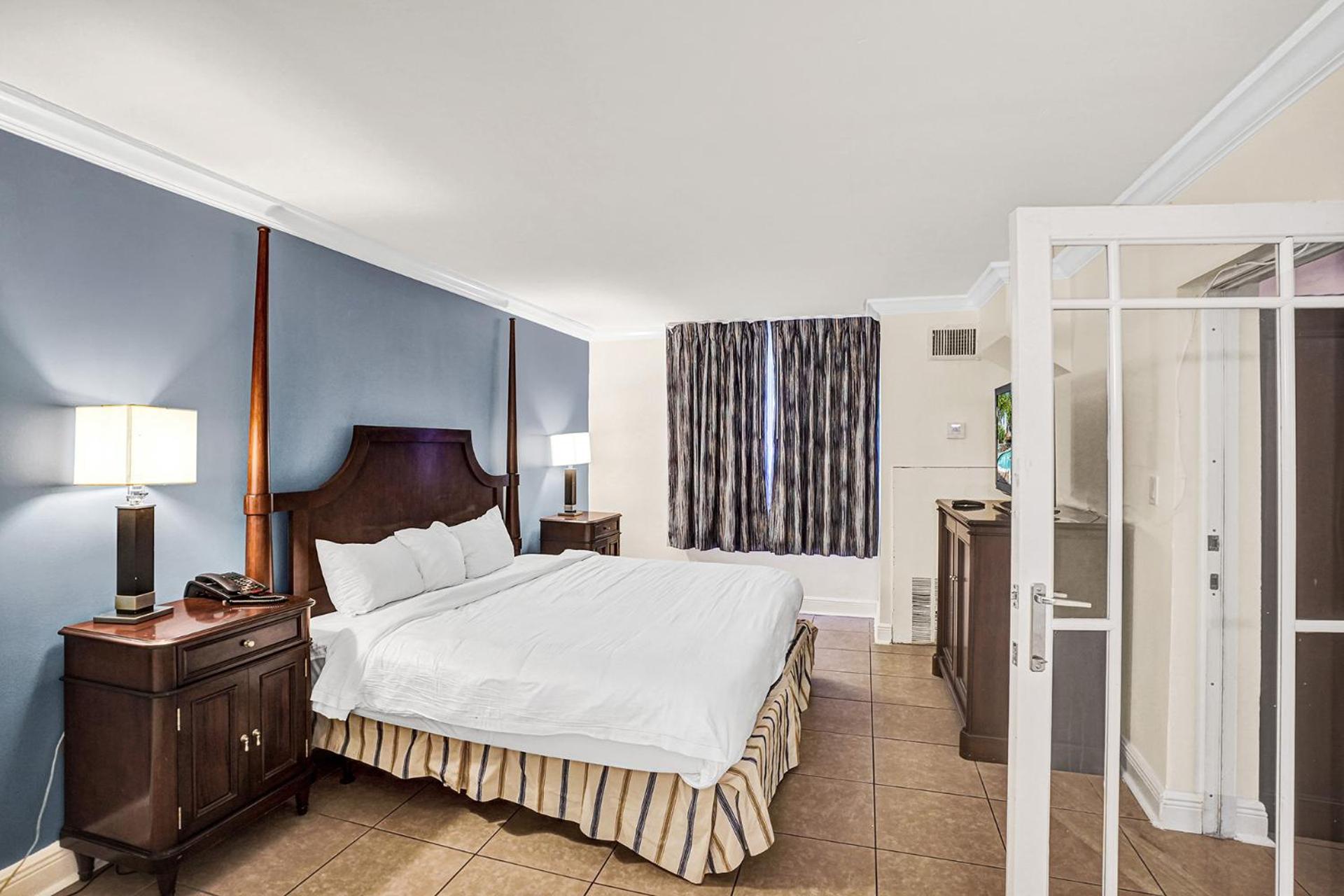 Traditional Suite King Bed Poolside - Photo 22
