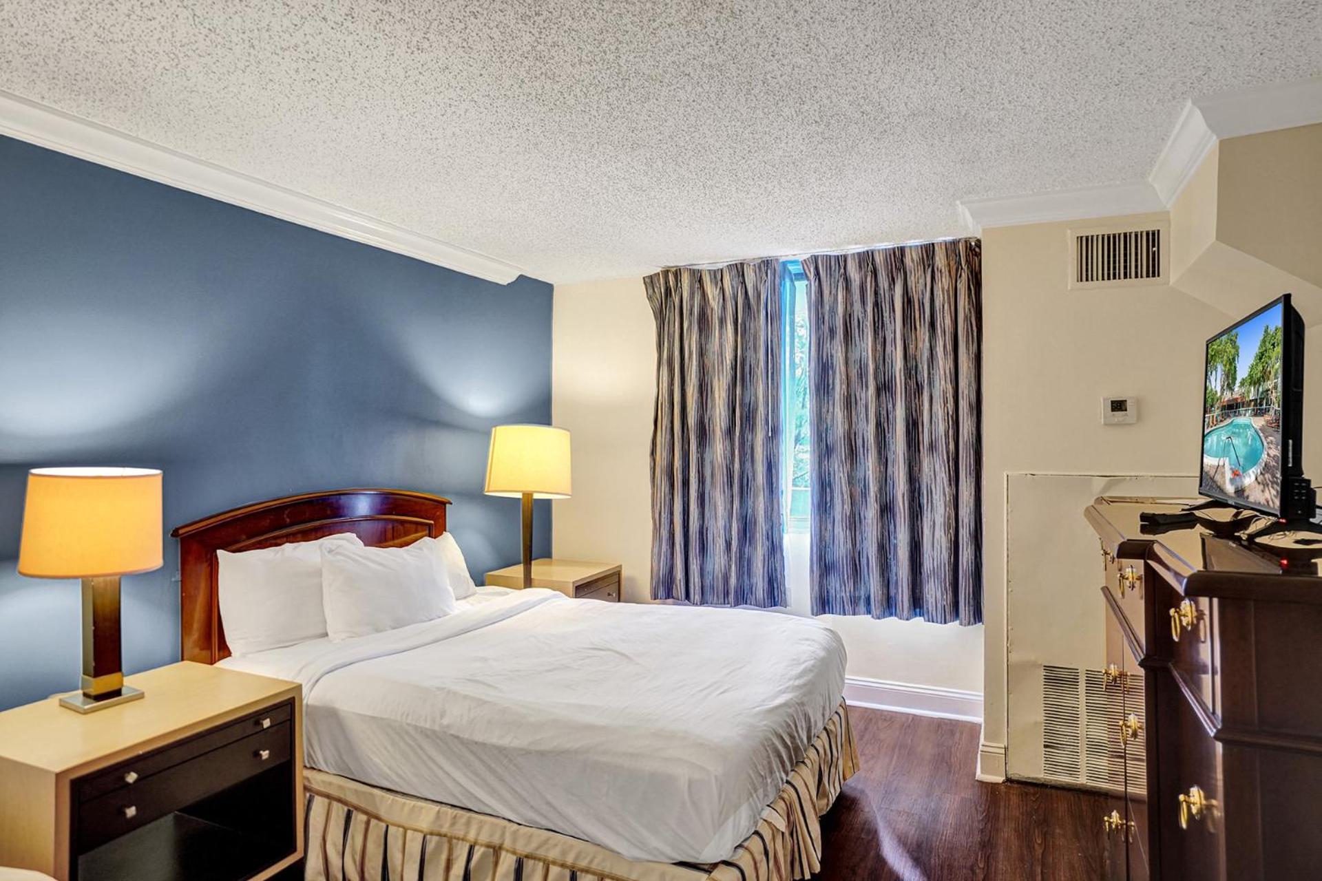 Traditional Suite King Bed Poolside - Photo 29