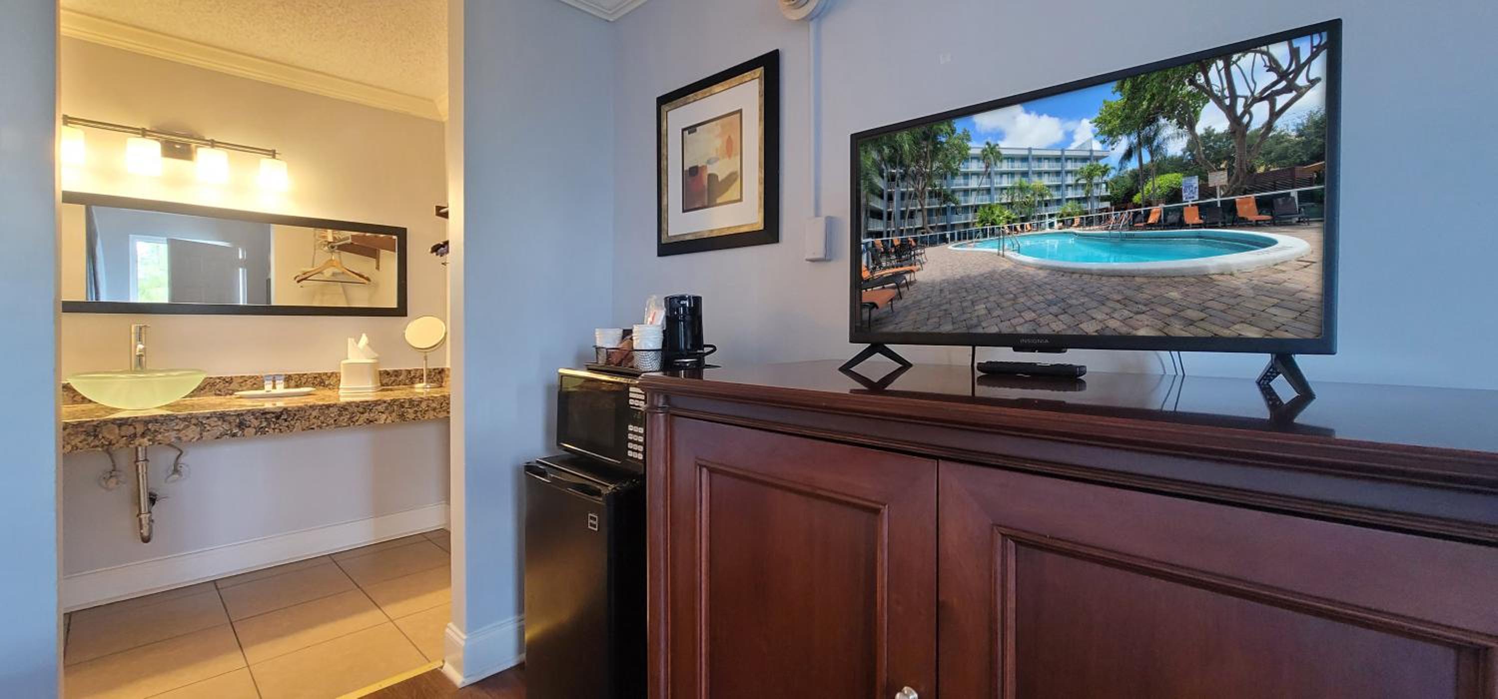 Traditional Suite King Bed Poolside - Photo 2