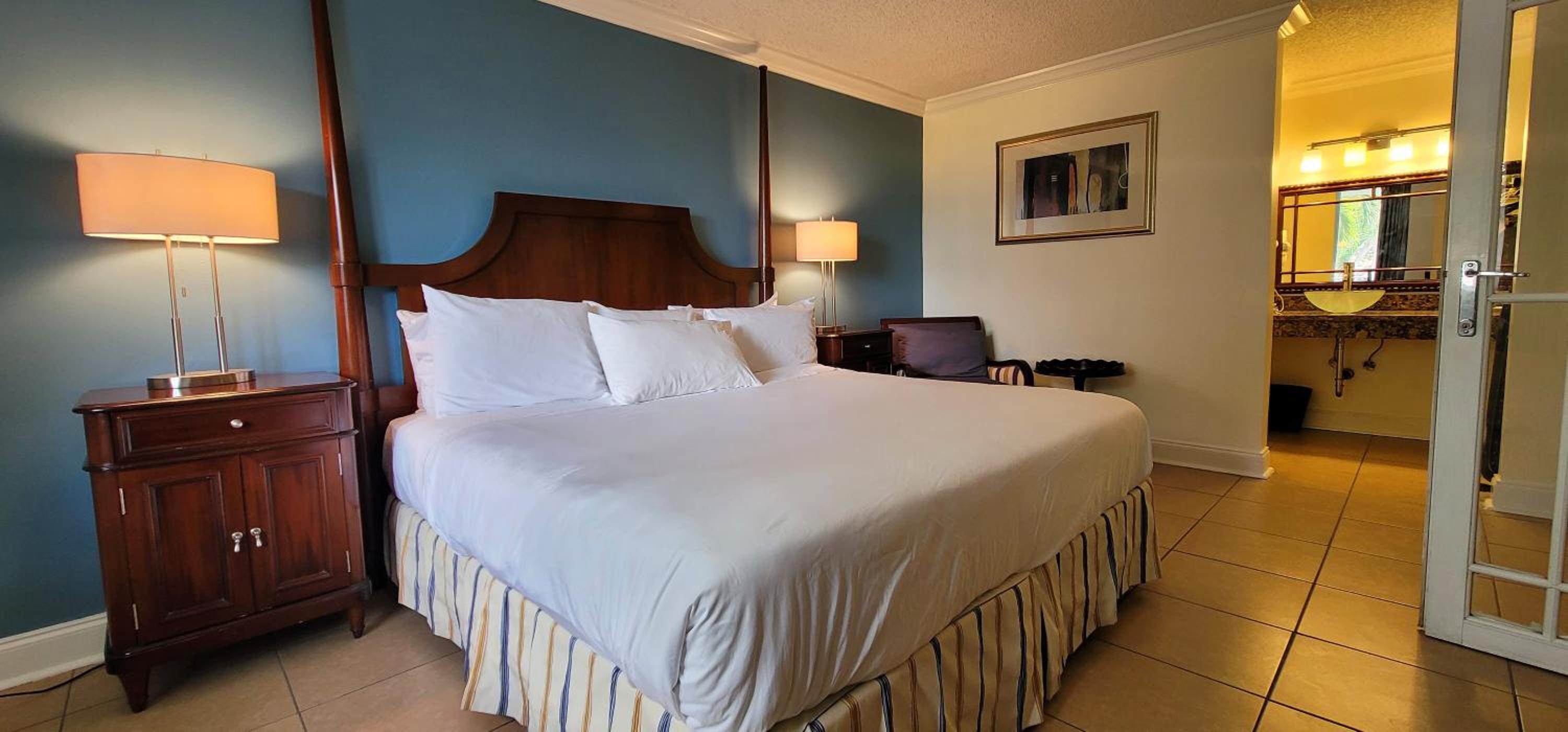 Traditional Suite King Bed Poolside - Photo 1