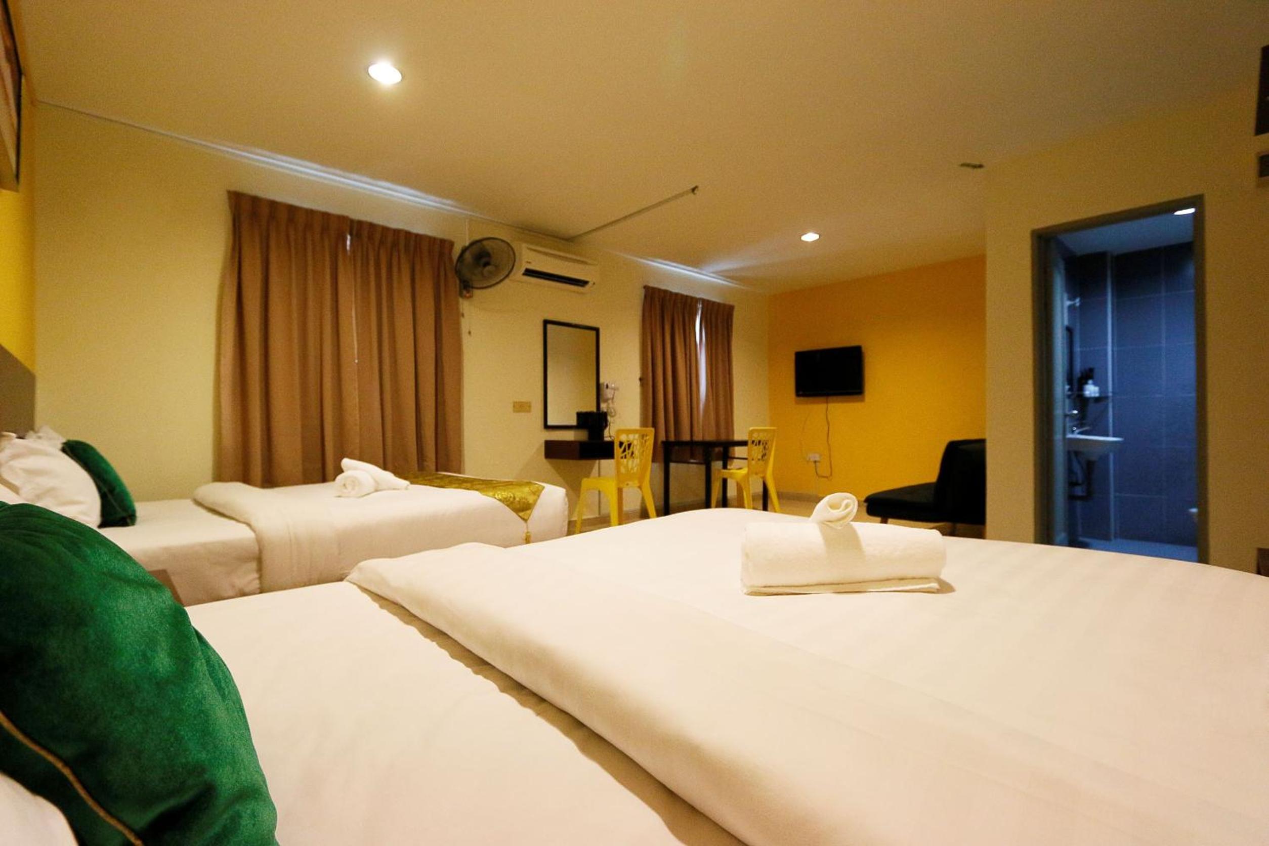 Deluxe Quadruple Room - Photo 2