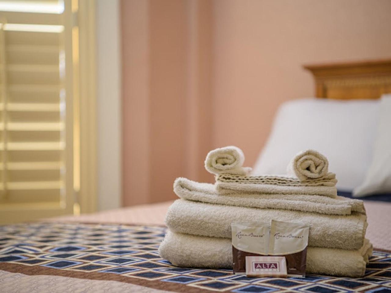 Queen Room (Private Bath)