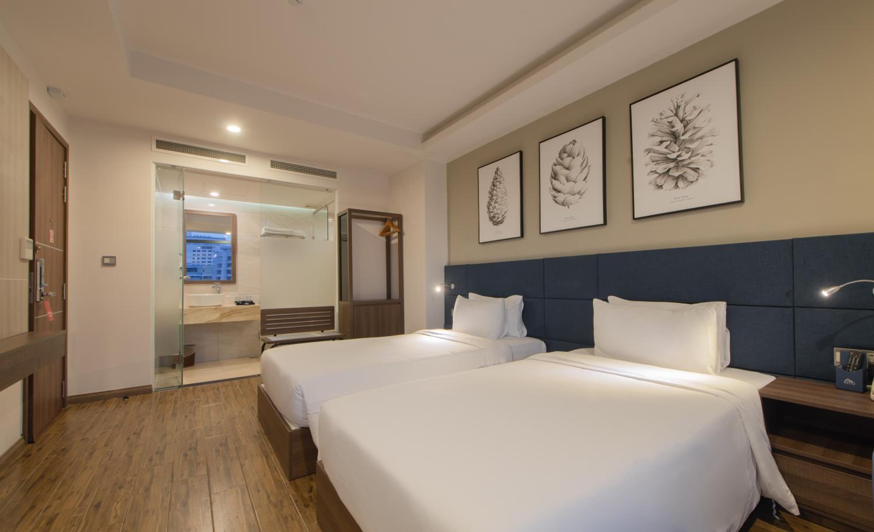 Deluxe Double or Twin with City View - Photo 2