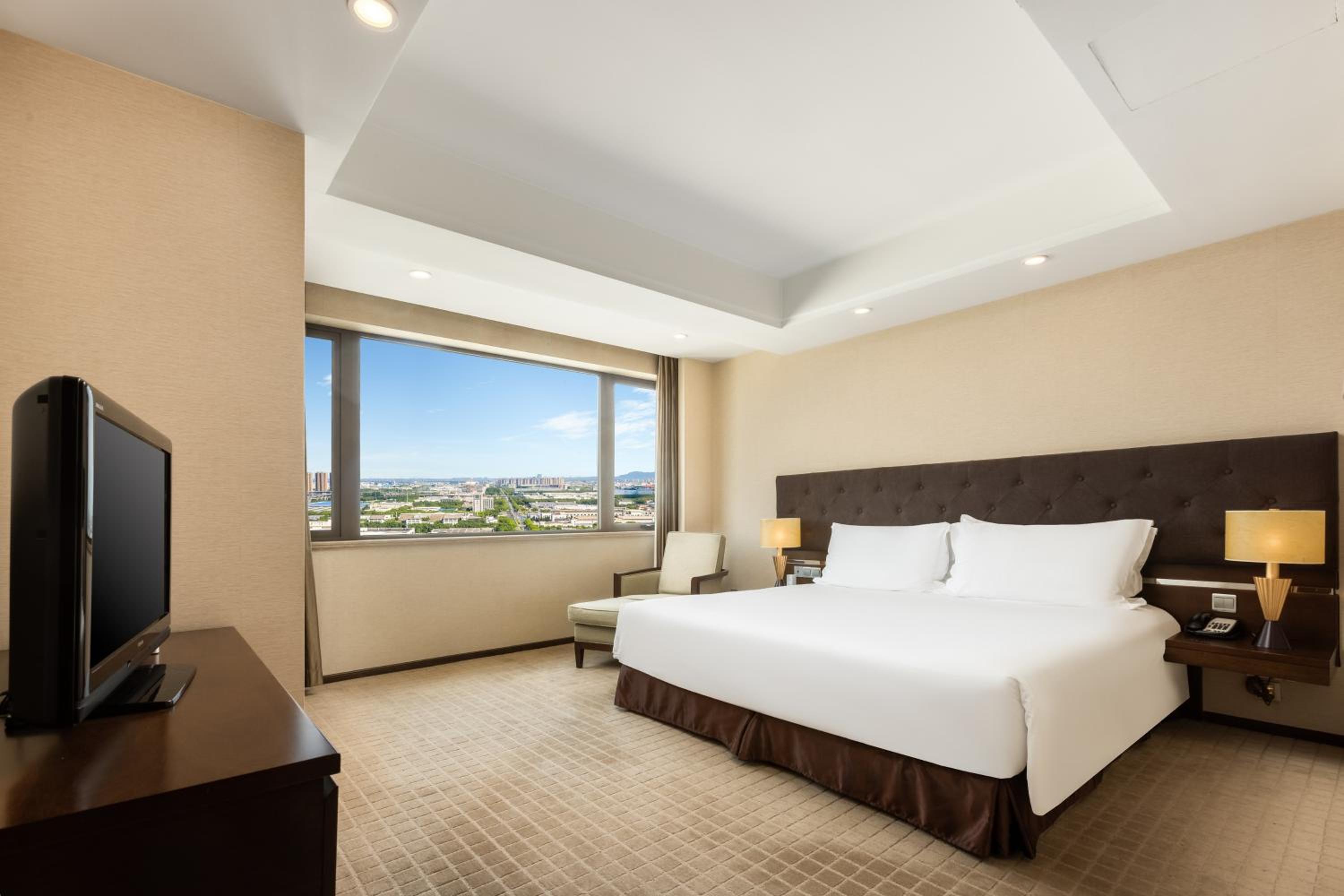 Business Suite - Photo 1
