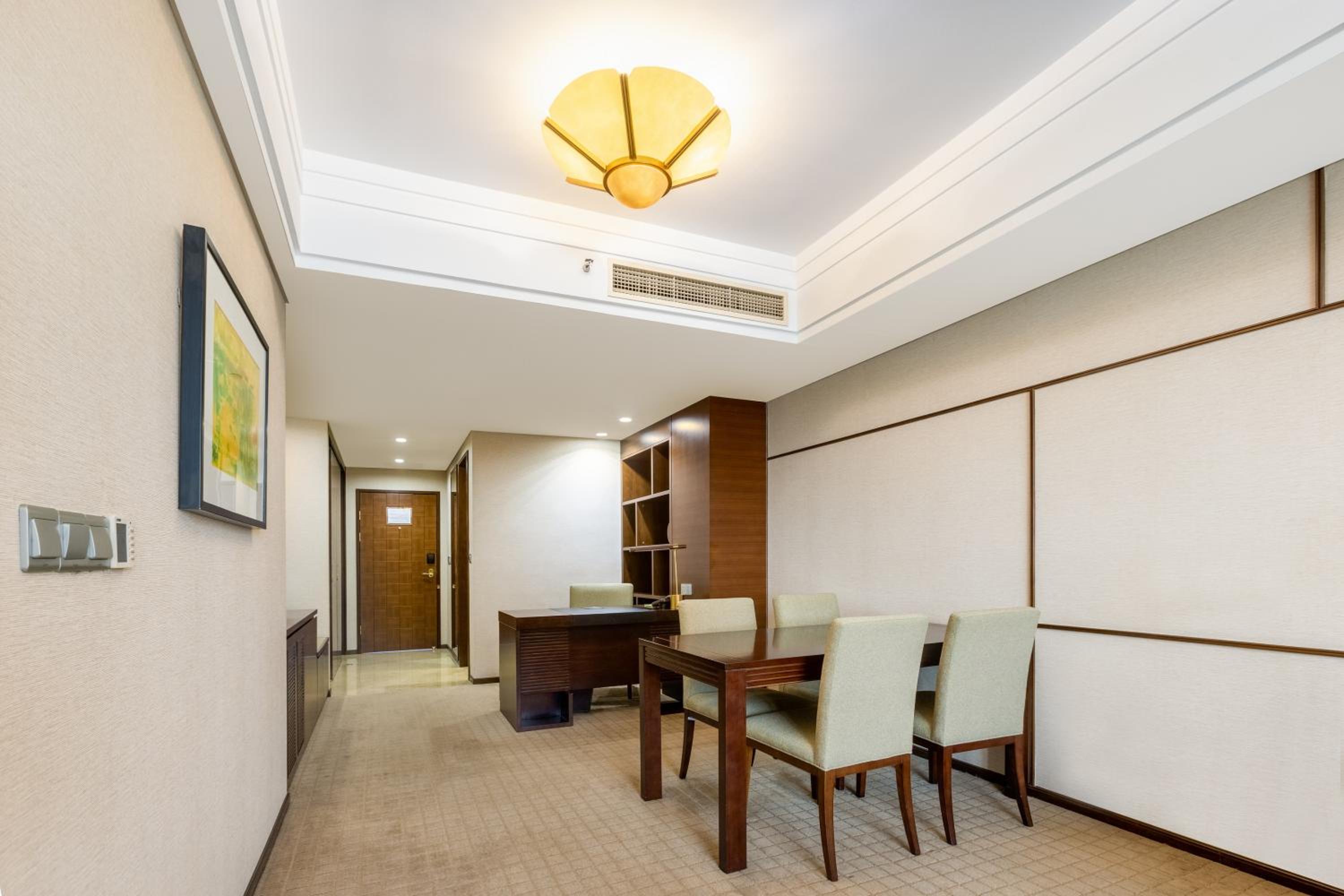Business Suite - Photo 3