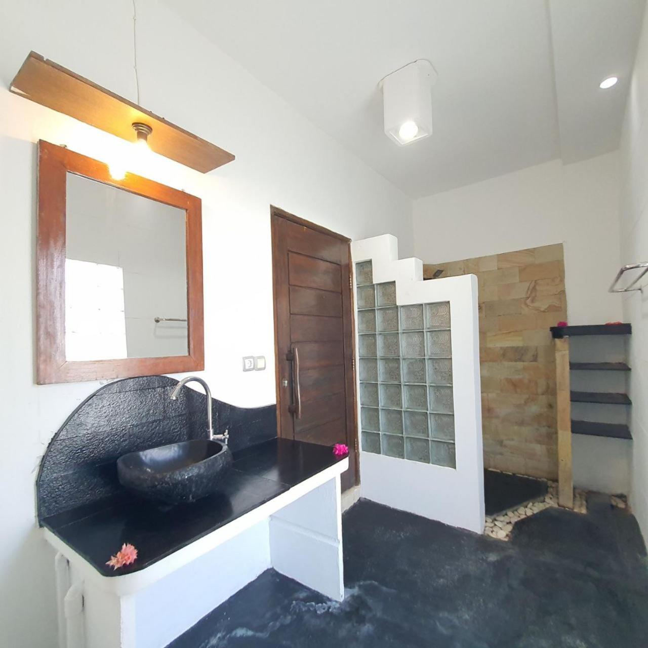 Standard Double Room - Photo 13
