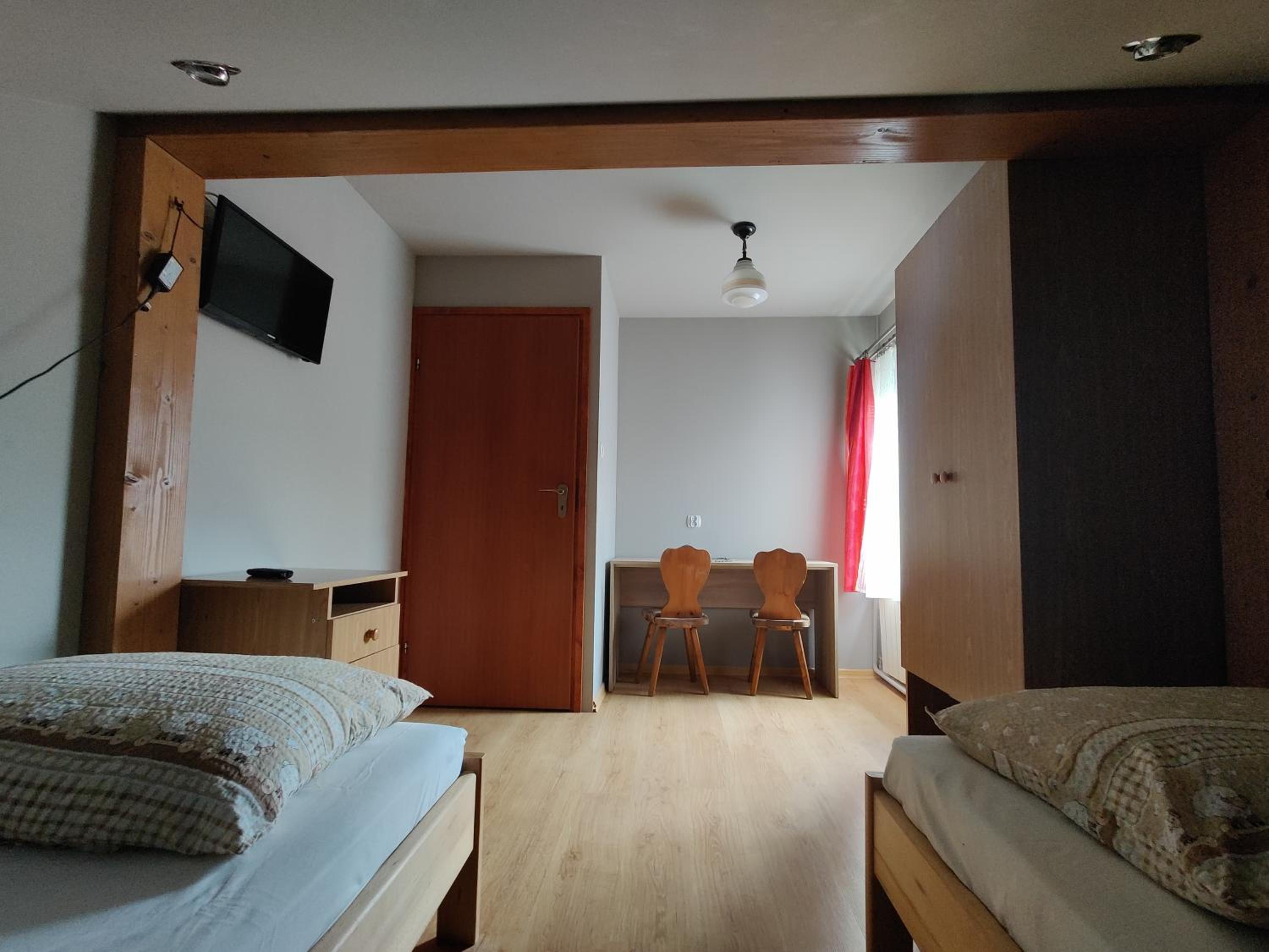 Budget Twin Room - Photo 2