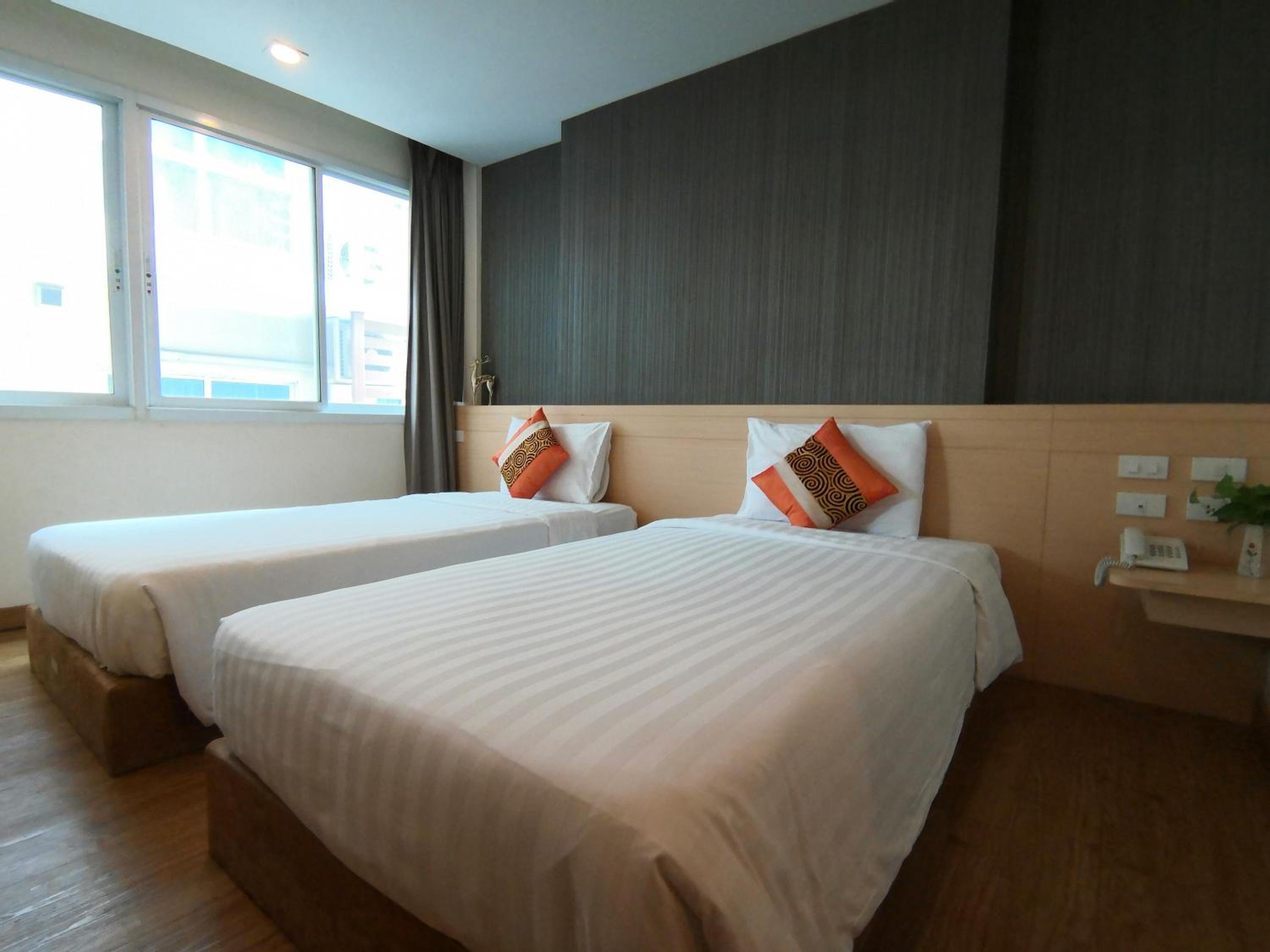 Superior Twin Room with City View photo 2