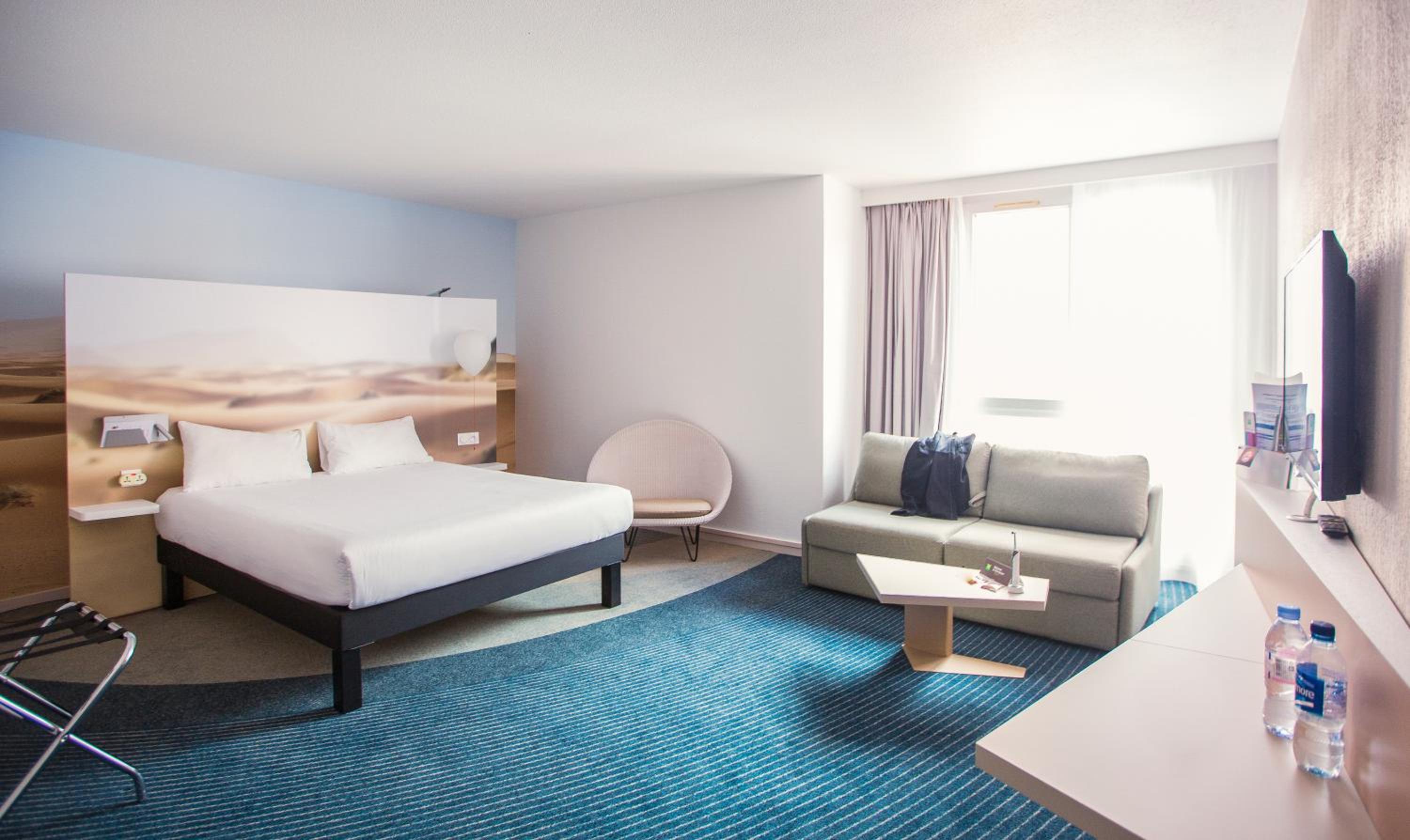 Standard Family Suite with One Double Bed and Sofa - Photo 7