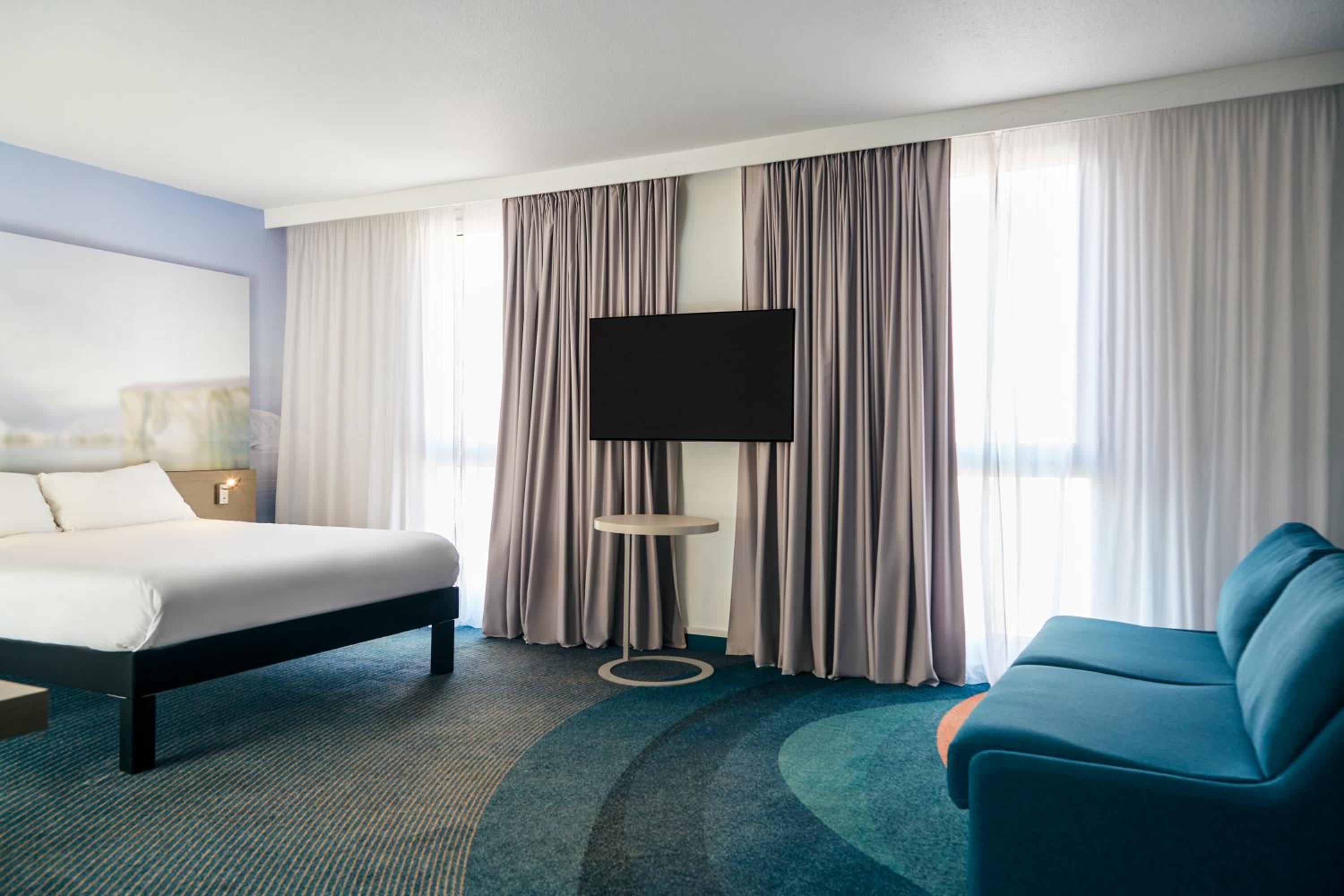Standard Family Suite with One Double Bed and Sofa - Photo 6