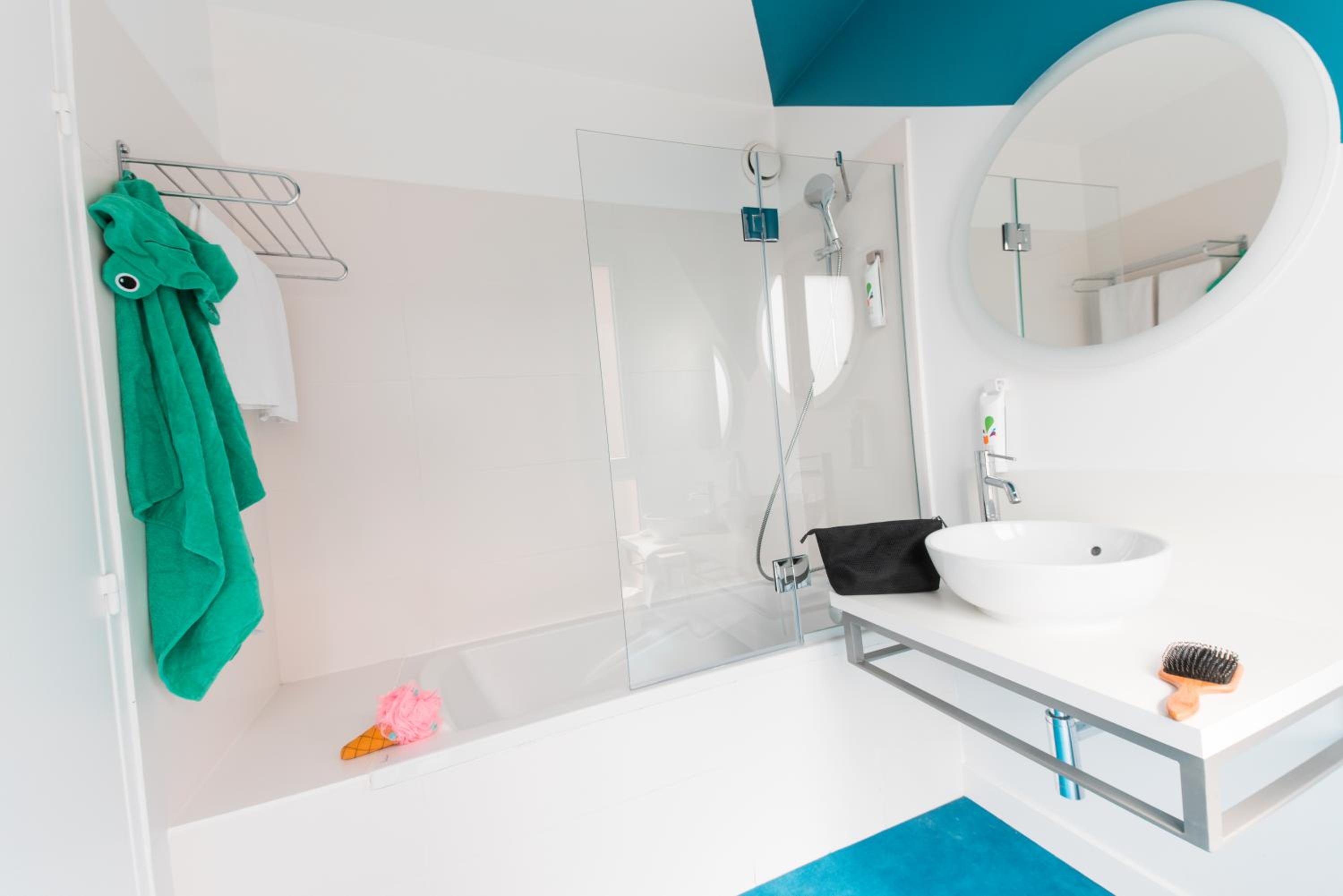 Standard Family Suite with One Double Bed and Sofa - Photo 4