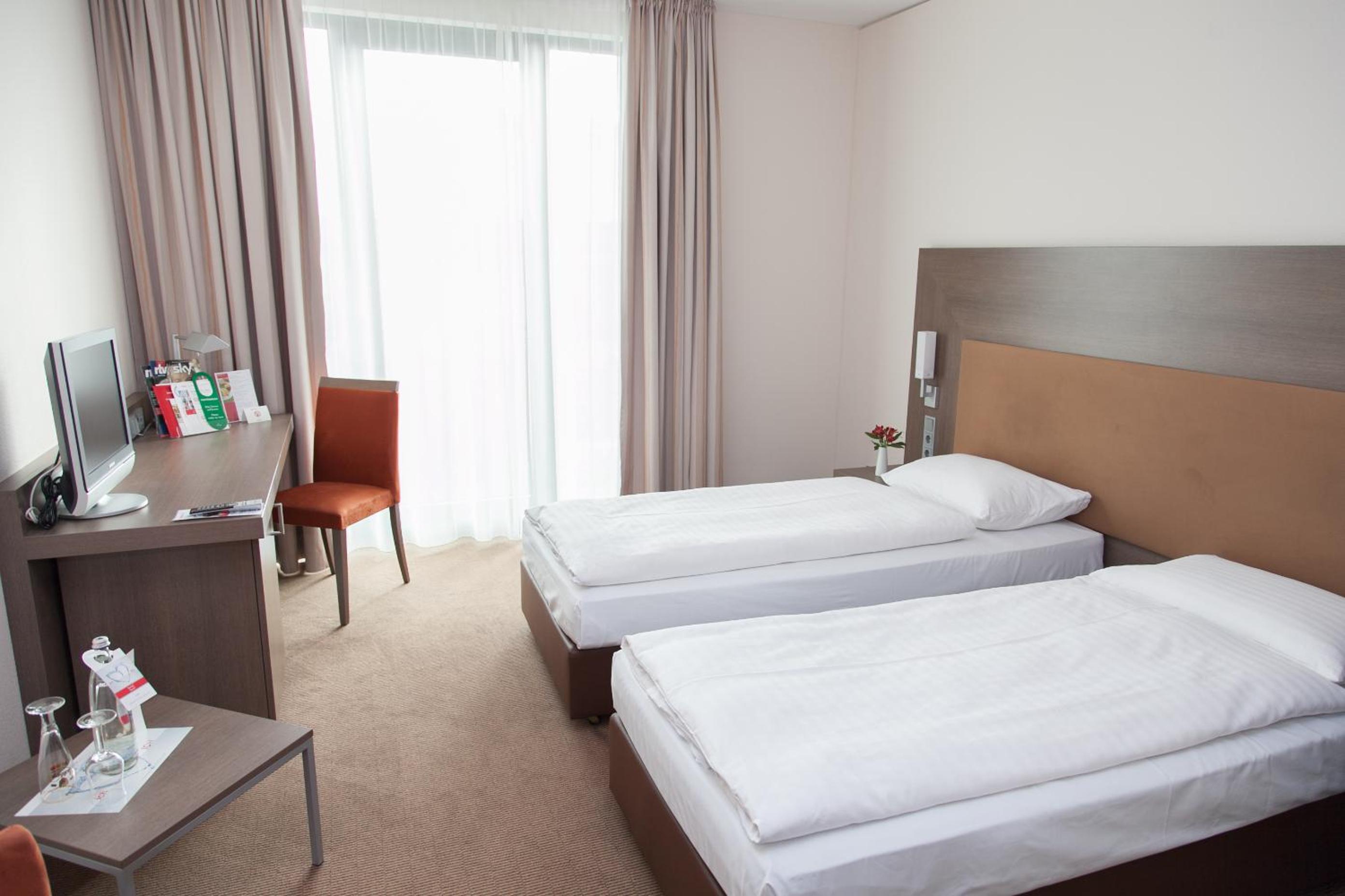 Standard Twin Room - Photo 1