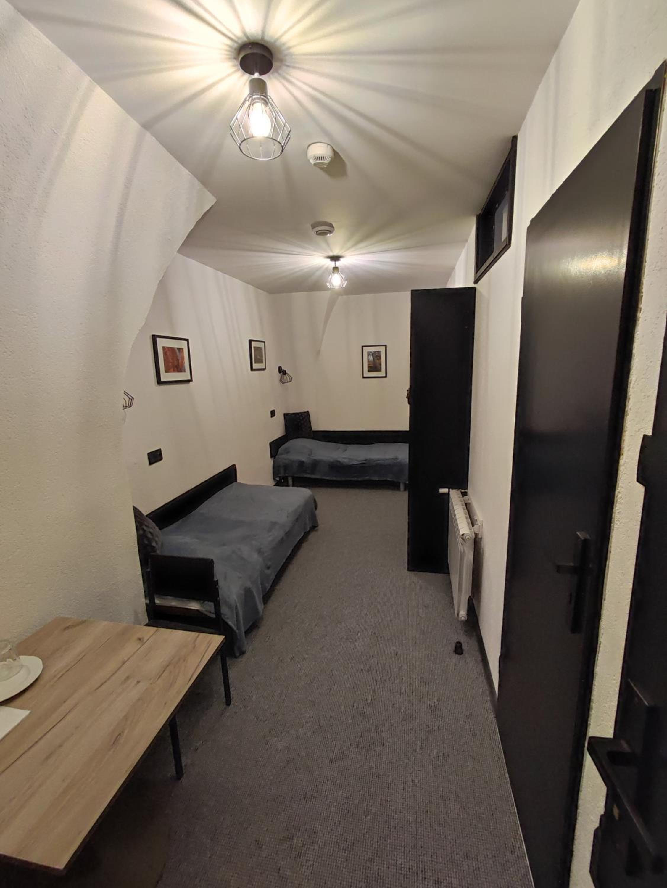 Economy Twin Room - Photo 3