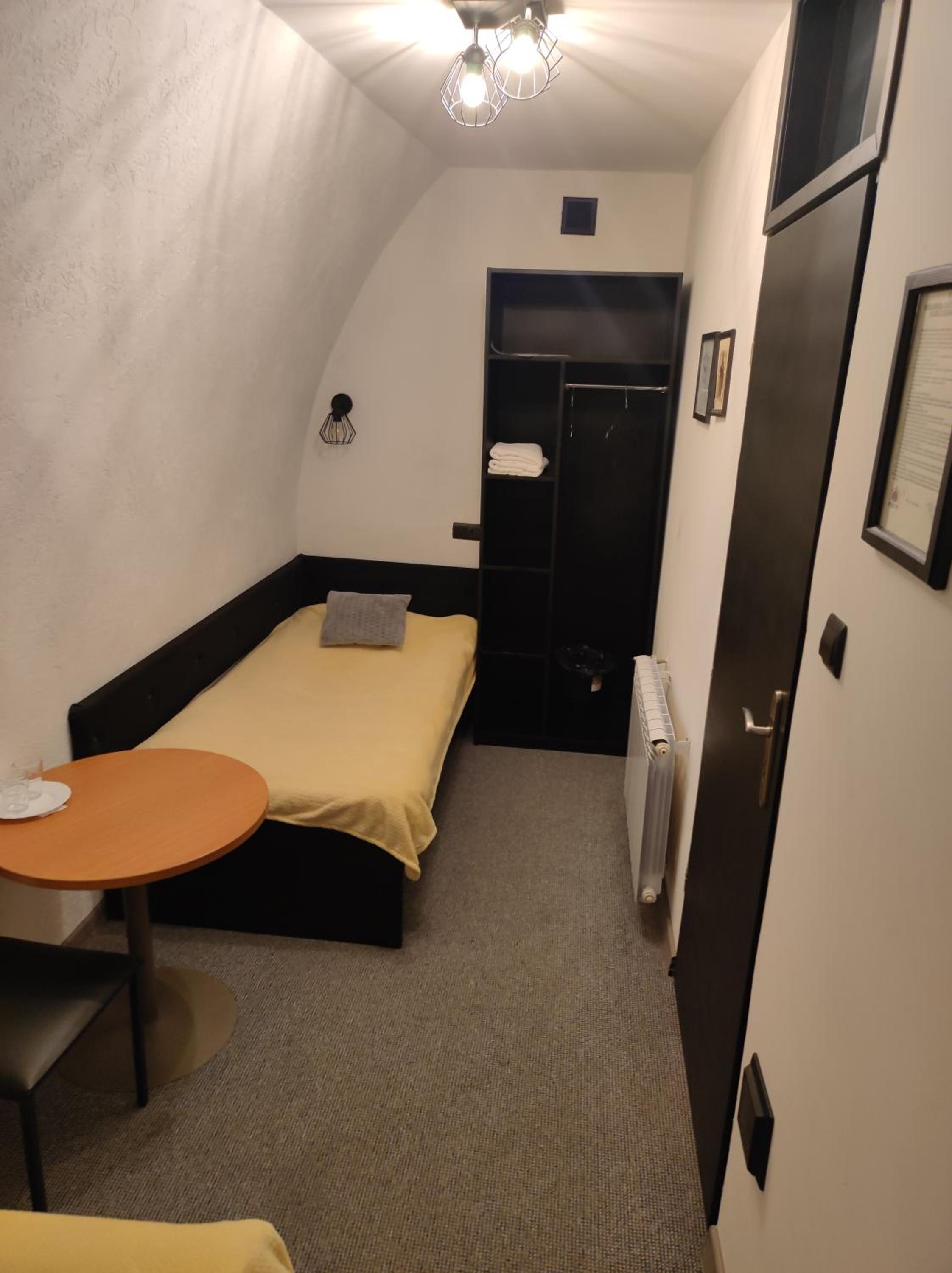 Economy Twin Room - Photo 5