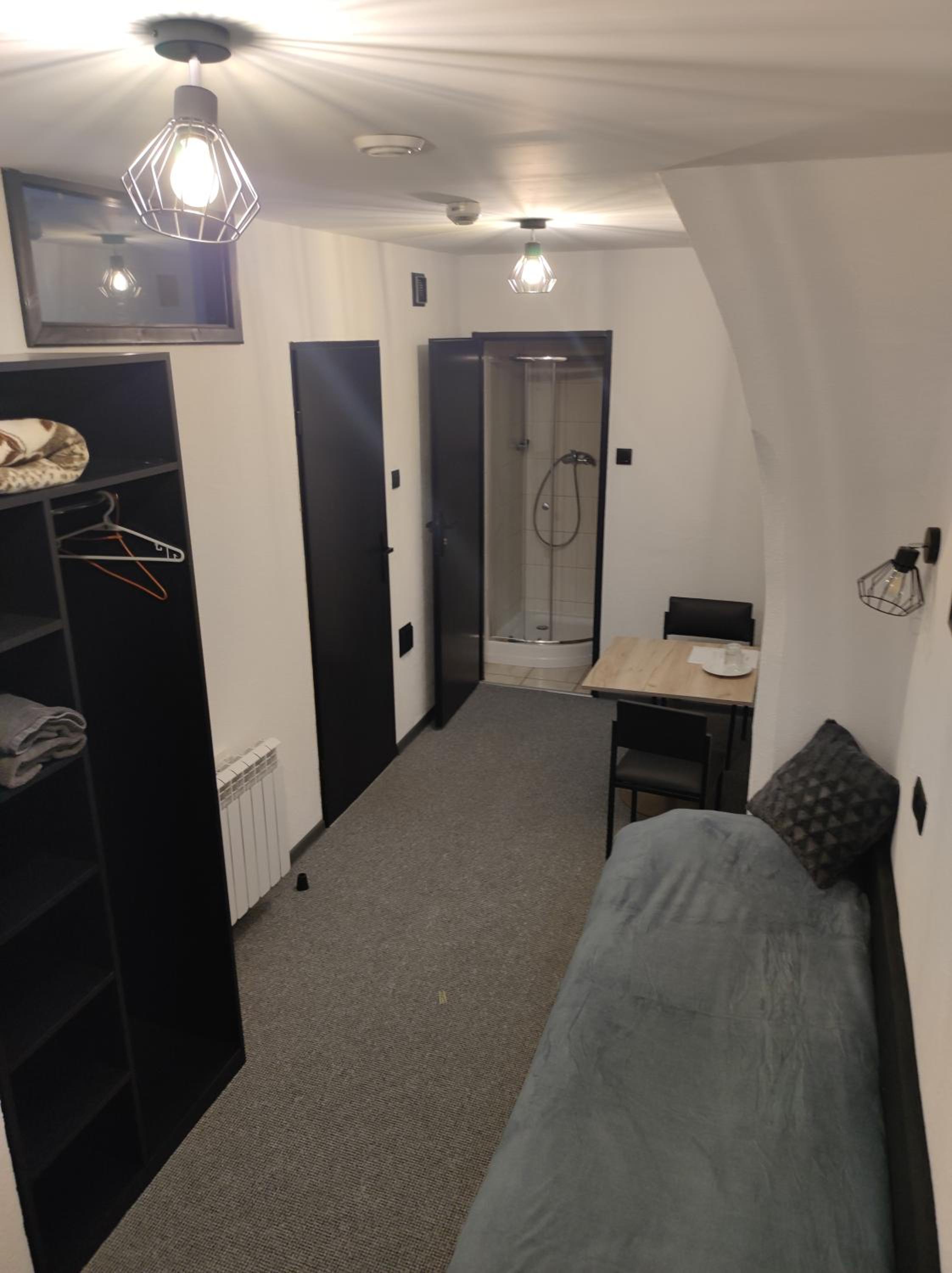 Economy Twin Room - Photo 4