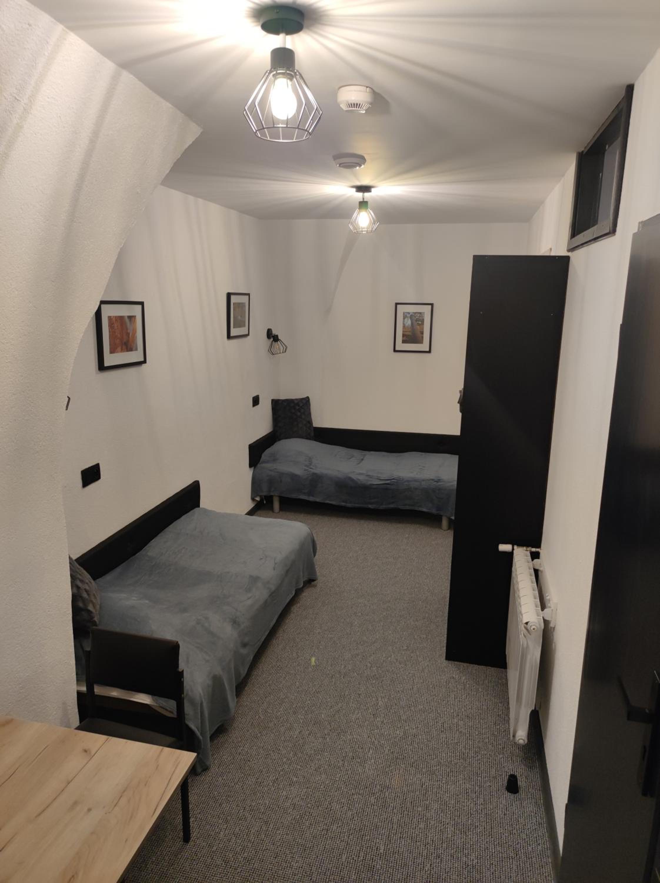 Economy Twin Room - Photo 6