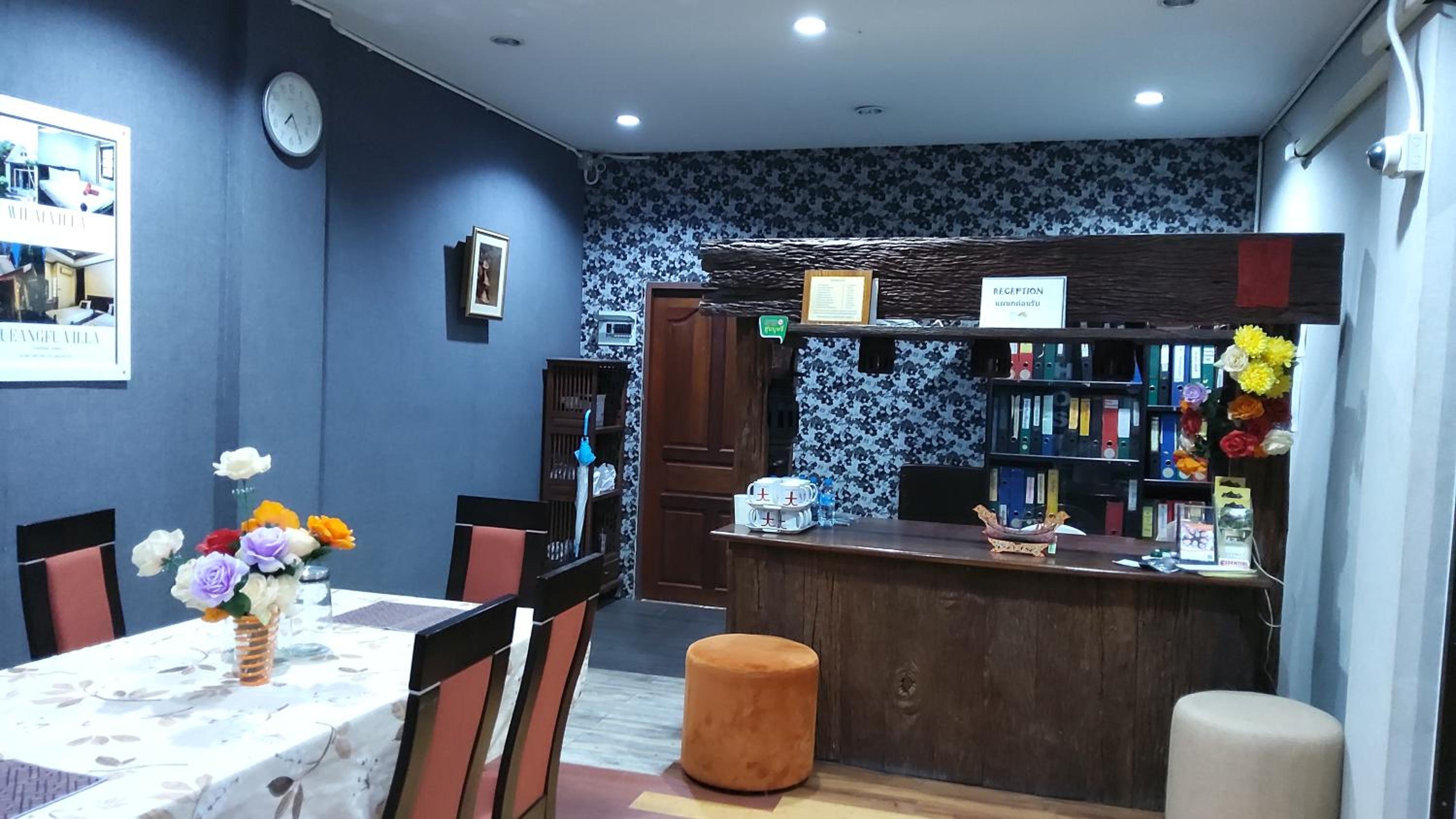 Deluxe King Room - Photo 8