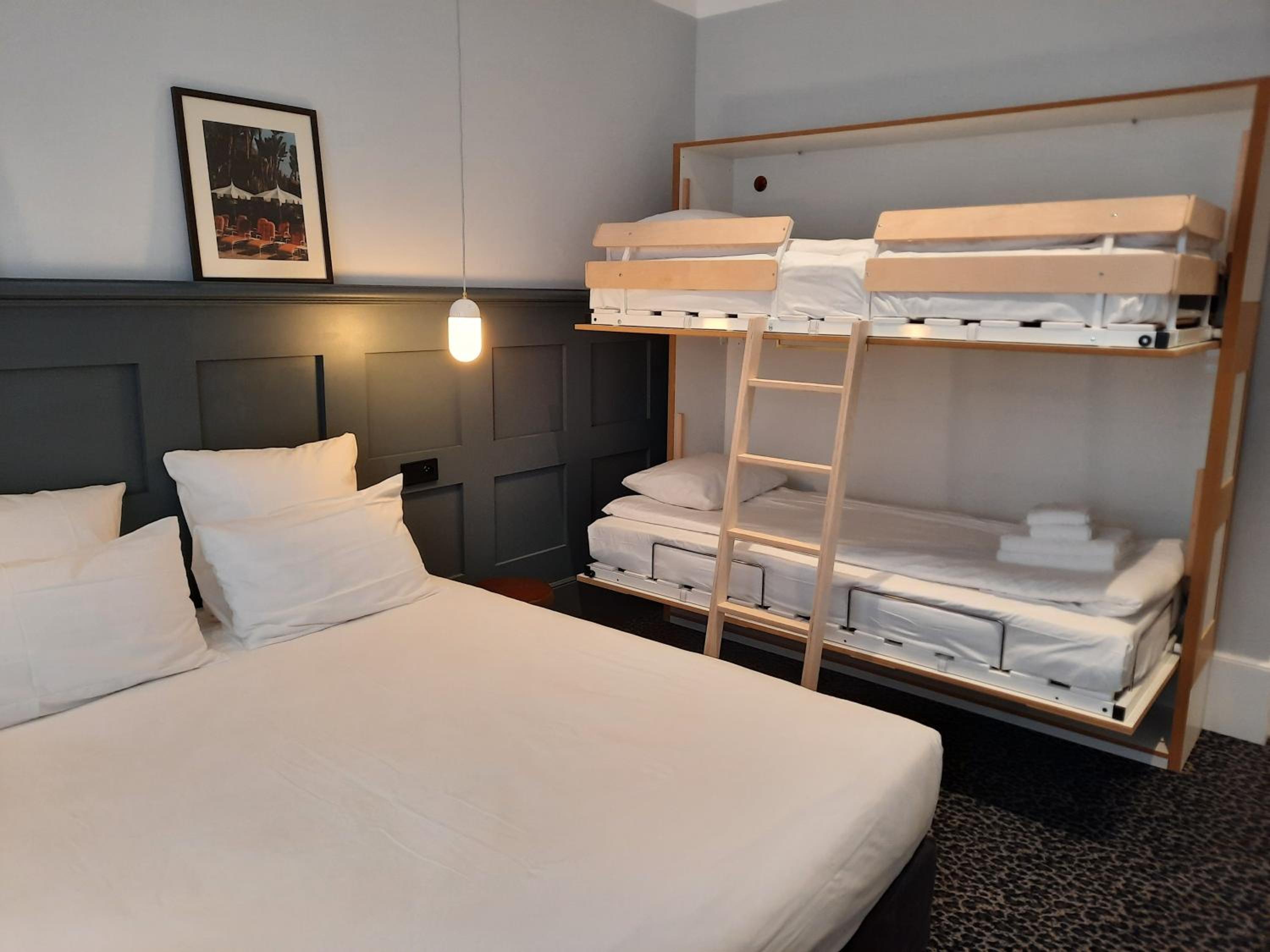 Family Room with One Queen Bed and One Bunk Bed - Non-Smoking - Photo 6