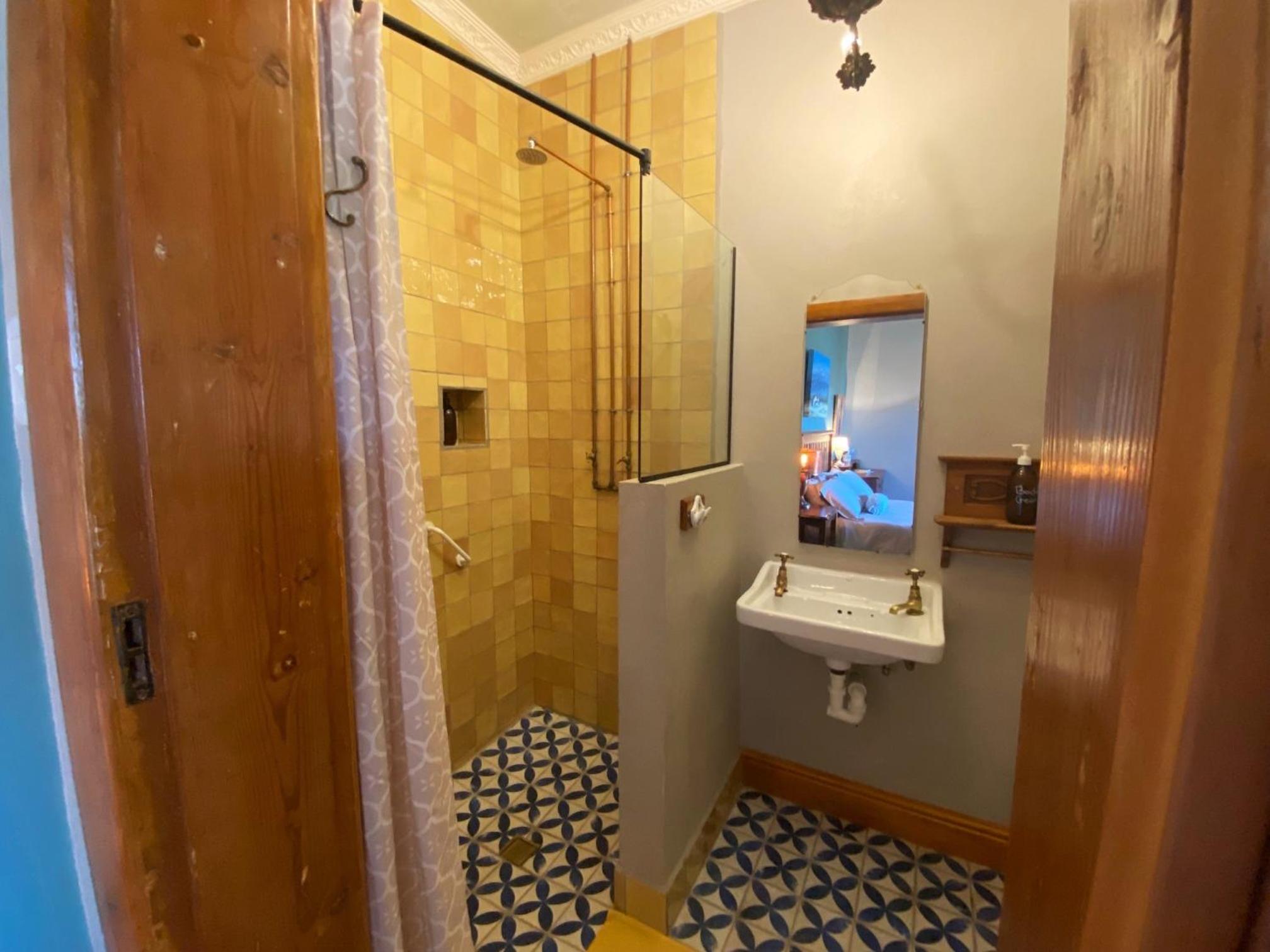Classic Queen Room - Photo 10