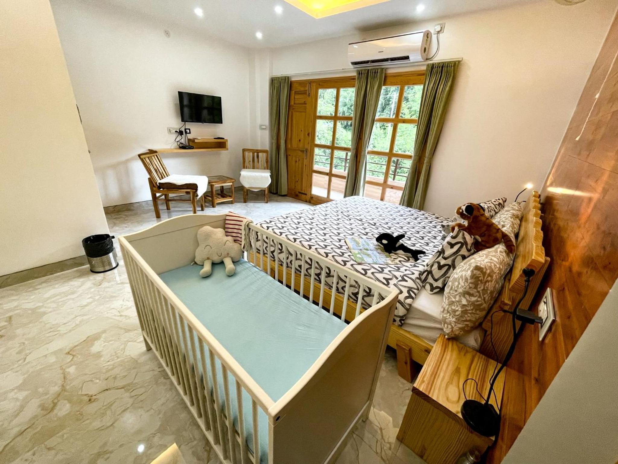 Family Room with Mountain View - Photo 4