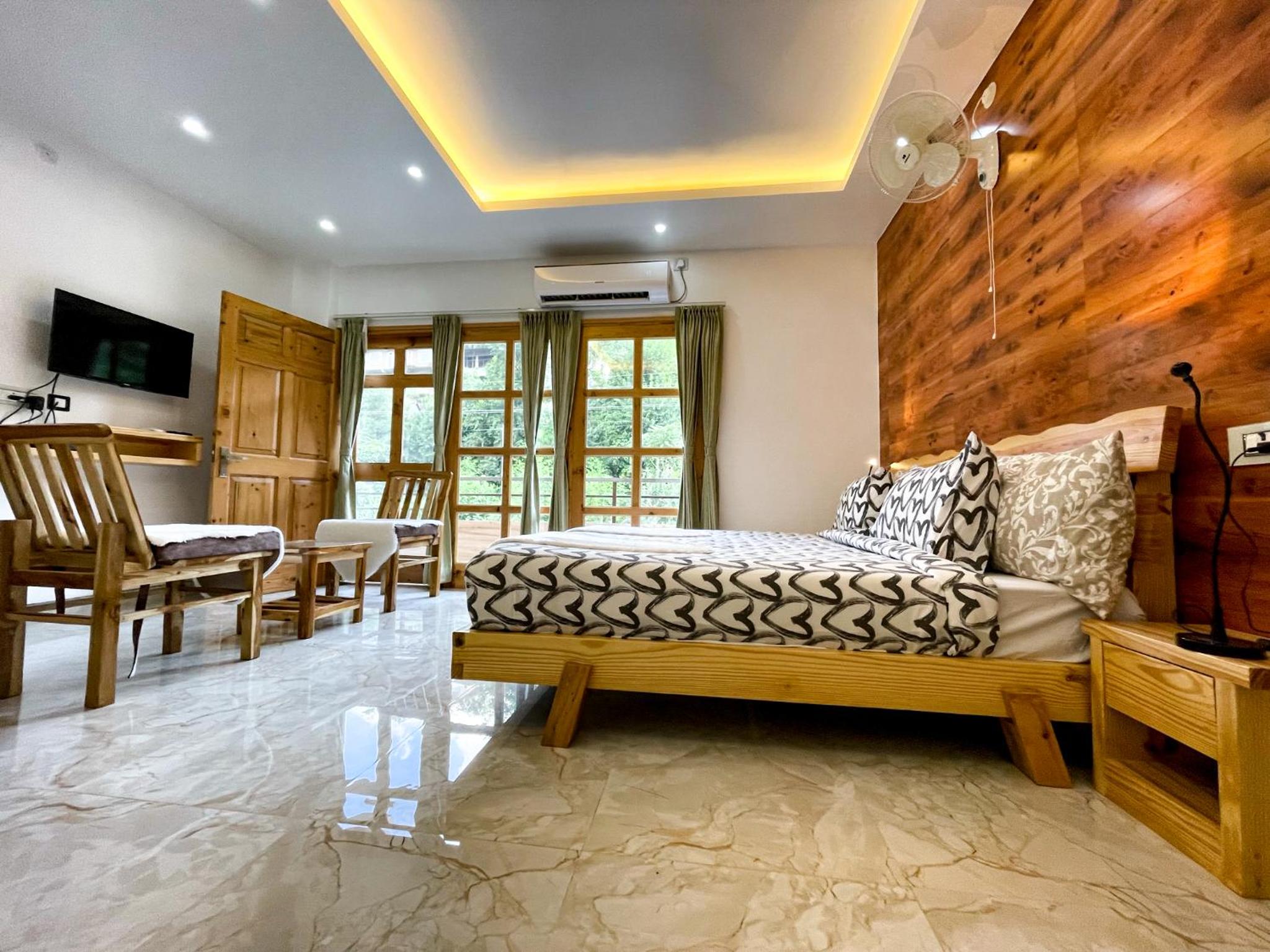 Family Room with Mountain View - Photo 1