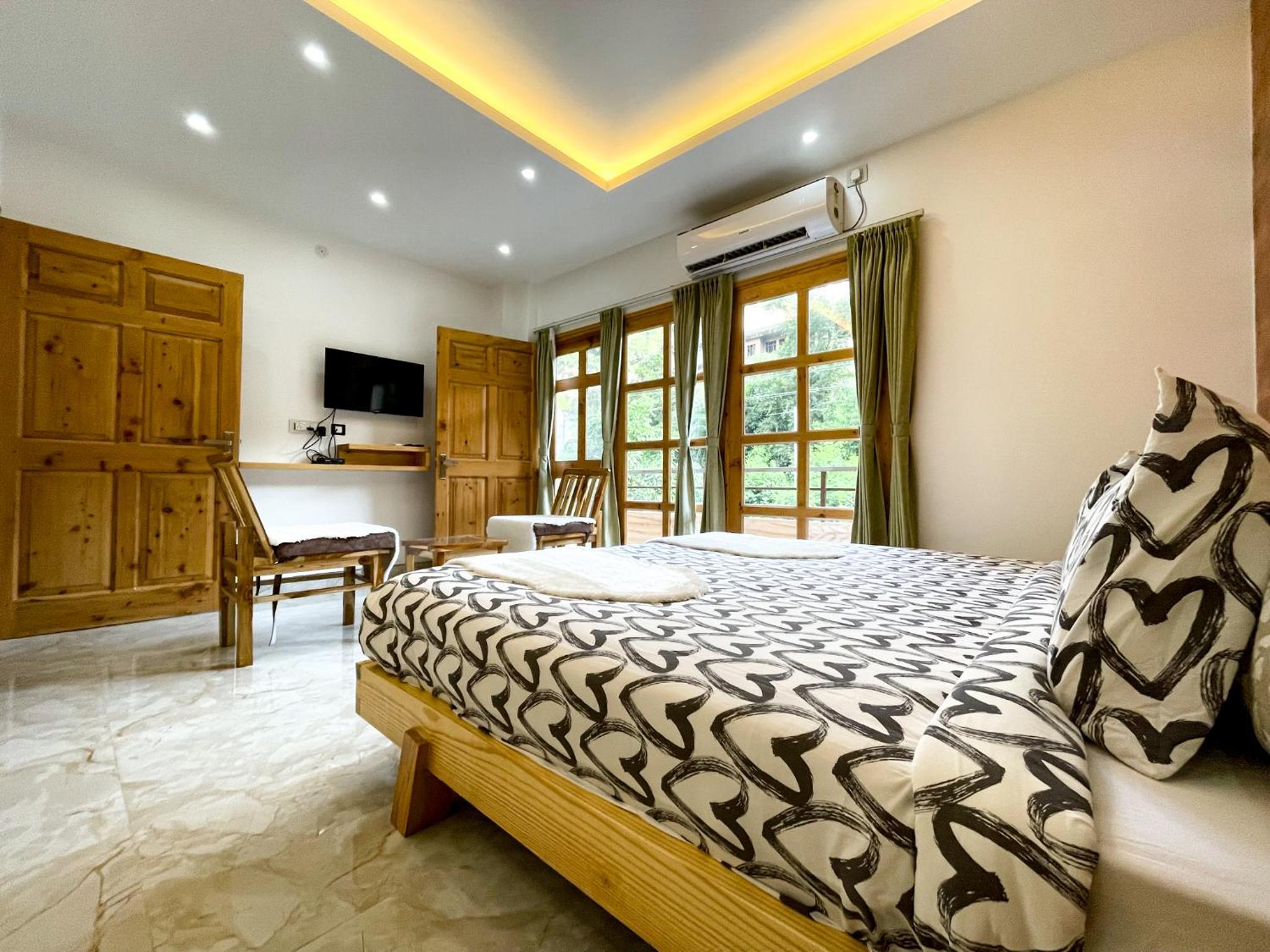 Family Room with Mountain View - Photo 6