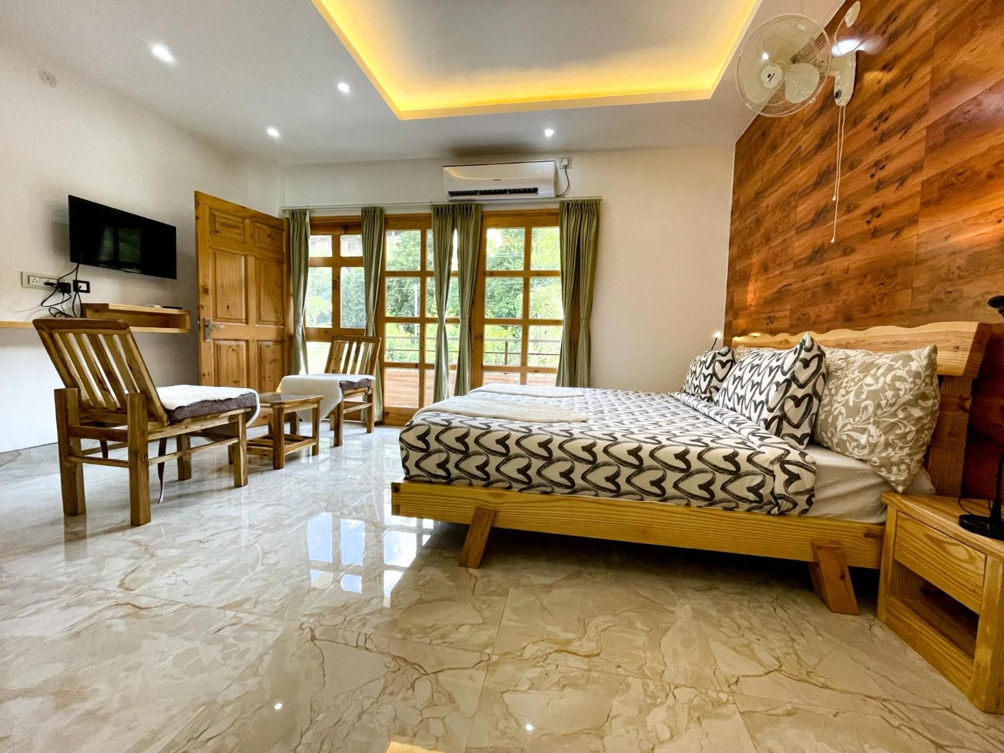 Family Room with Mountain View - Photo 7