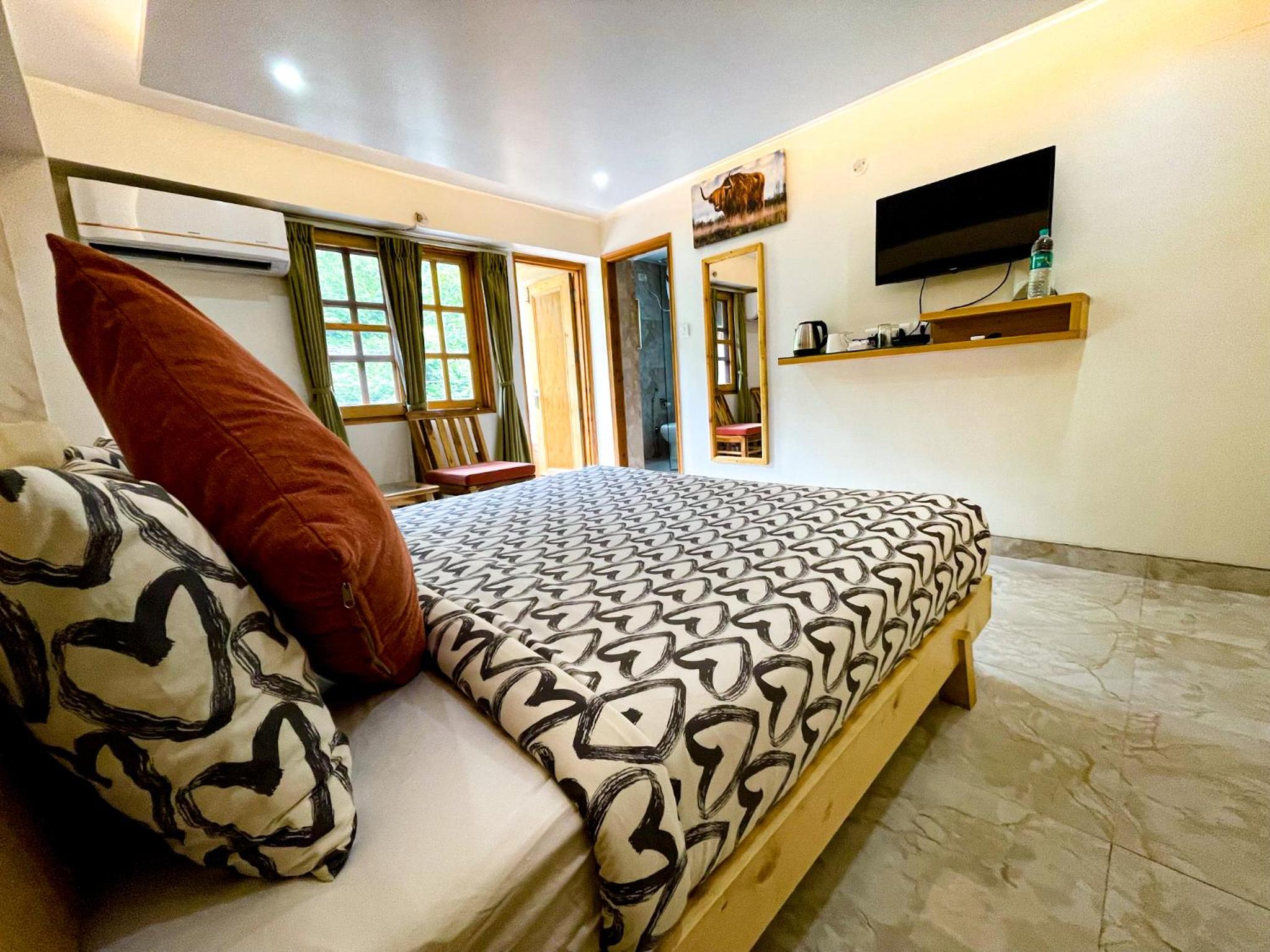 Deluxe Family Suite - Photo 8