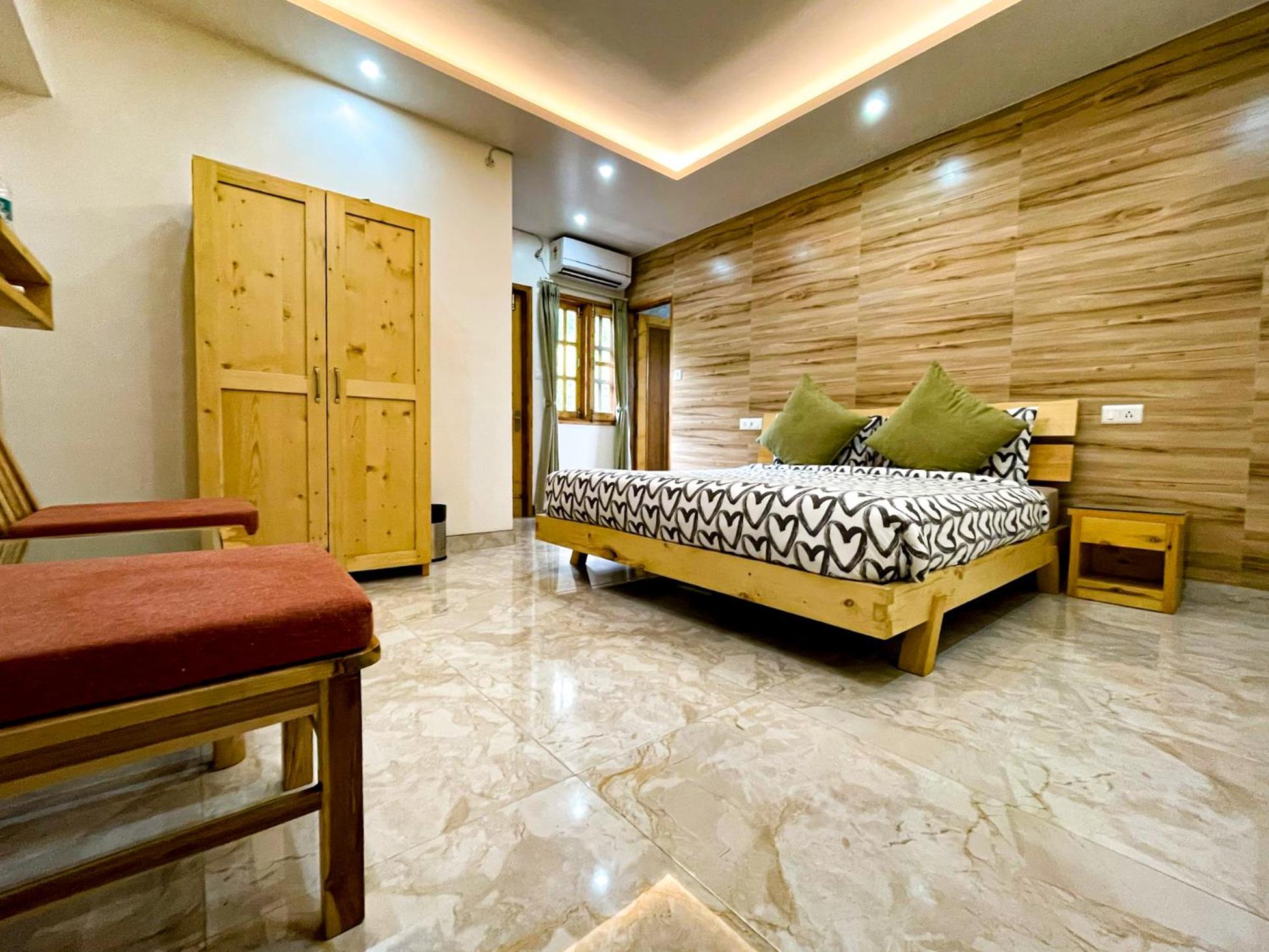 Deluxe Family Suite - Photo 14