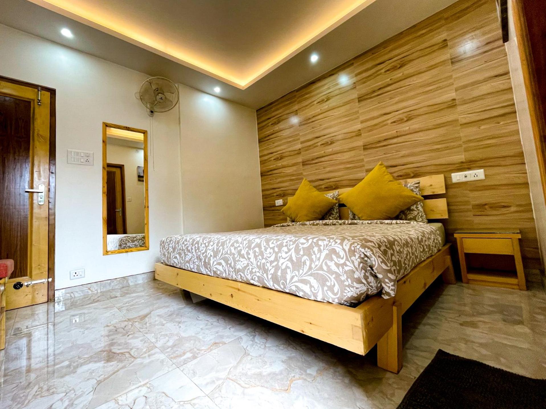 Deluxe Double Room - Photo 9