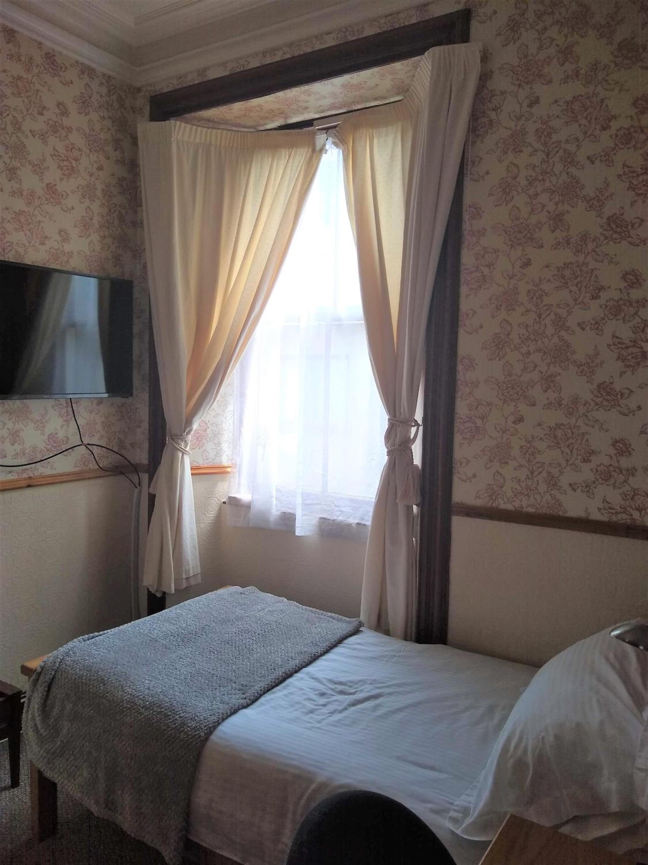 Single Room with Private Bathroom photo 2