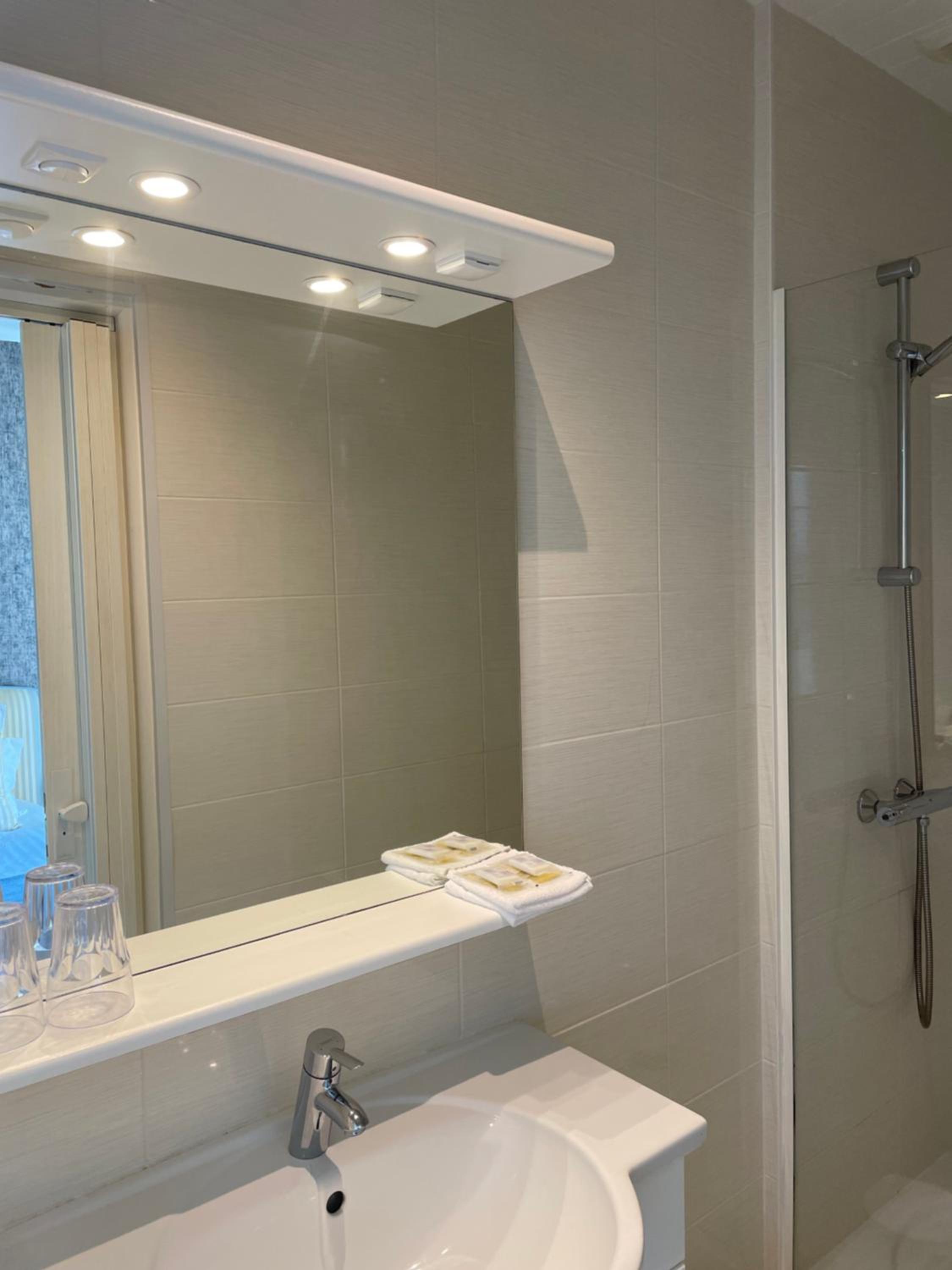 Superior Twin Room with Sea View - Photo 5