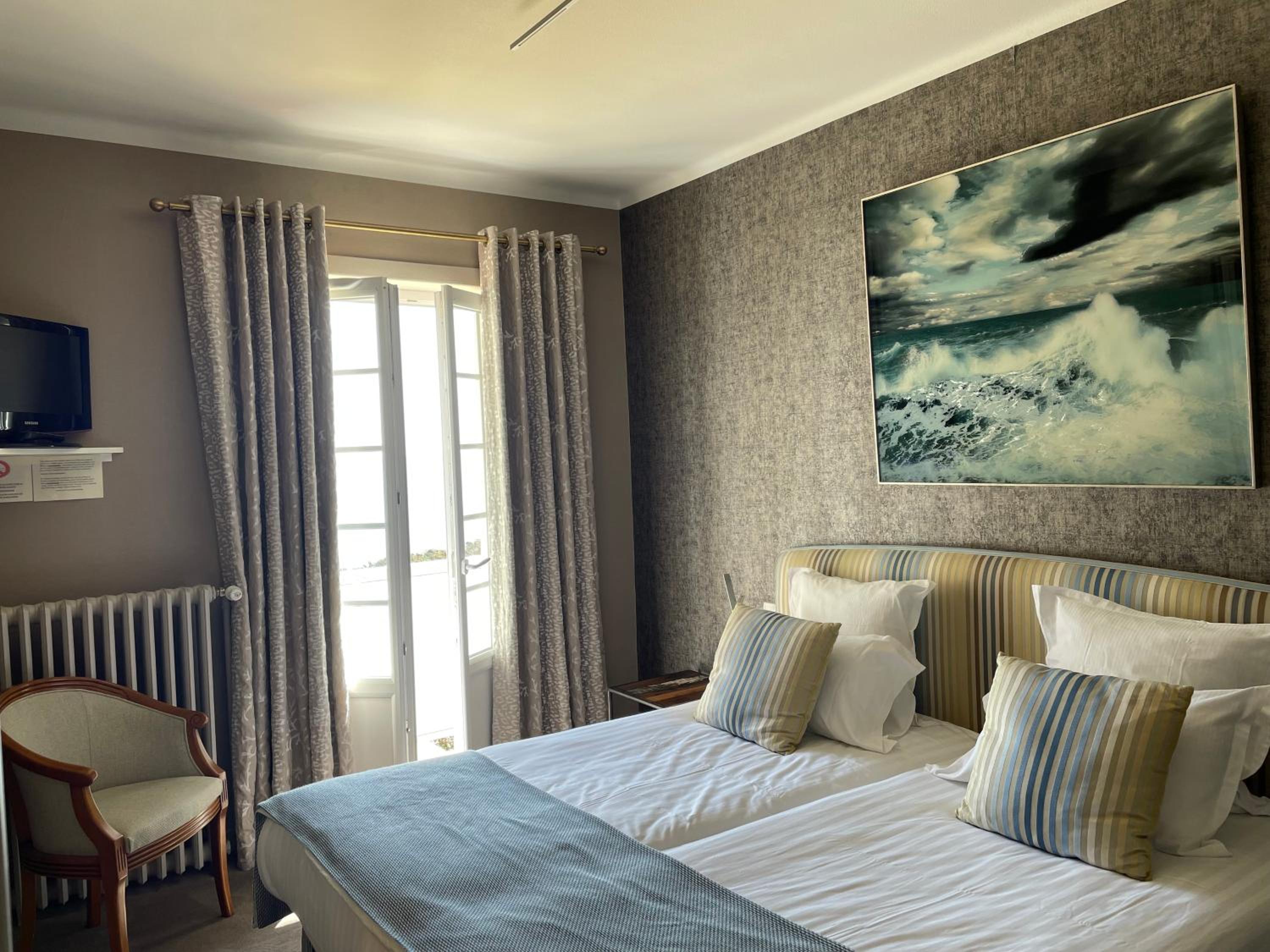 Superior Twin Room with Sea View - Photo 3