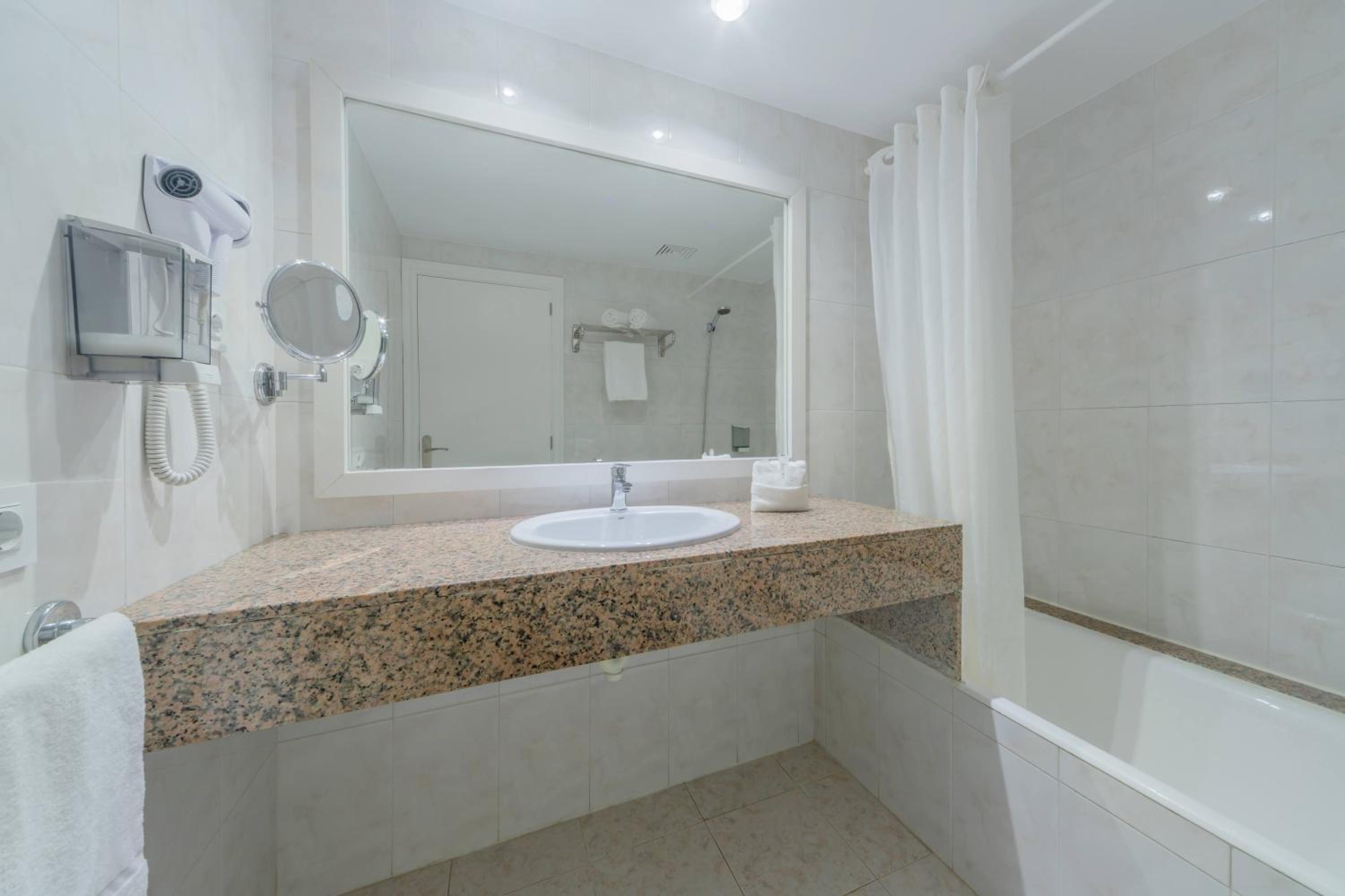 Superior One-Bedroom Apartment (2 Adults) - Photo 2