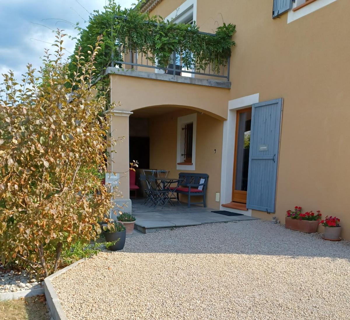 Apartment with Terrace - Photo 8