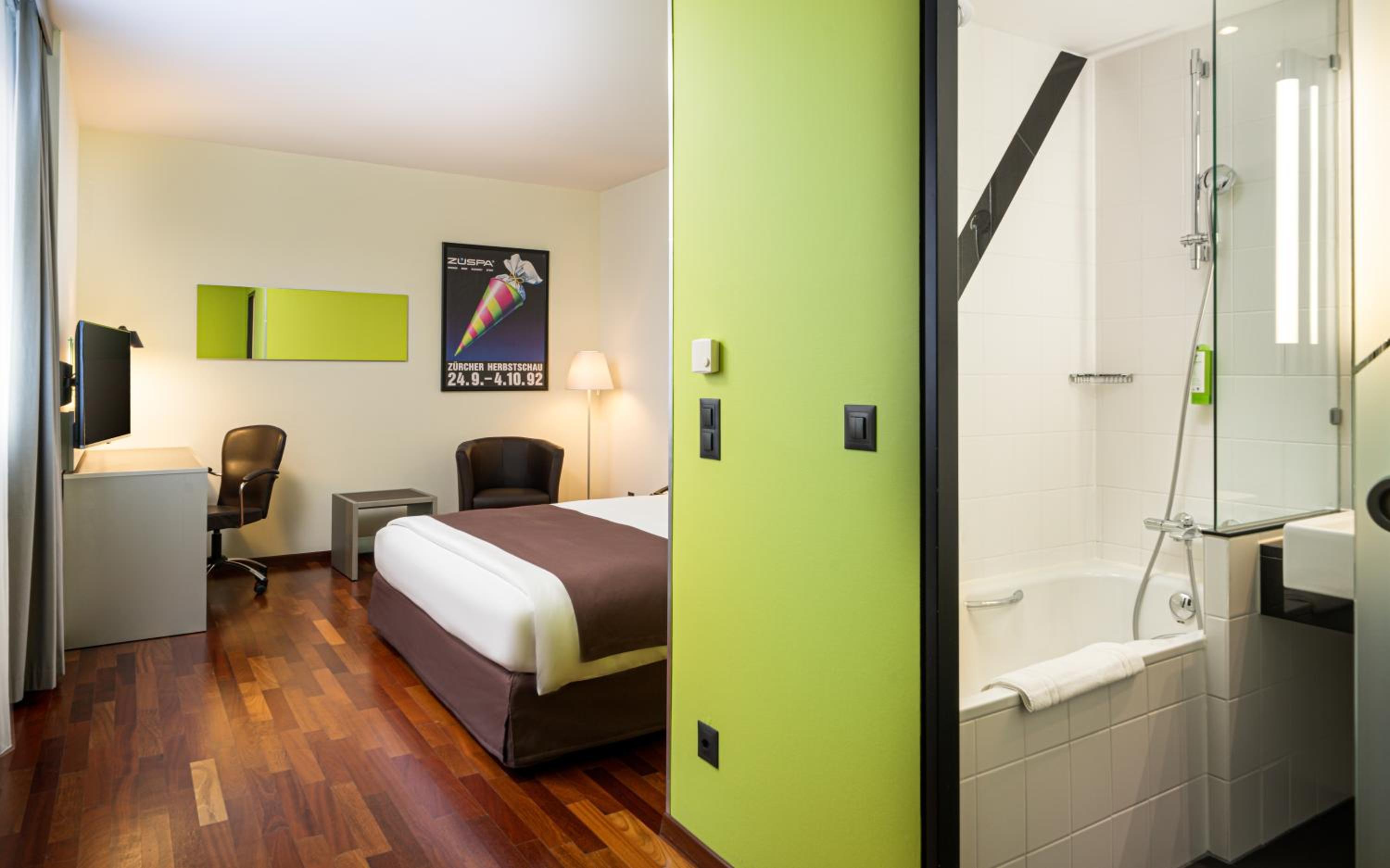 Premium Corner King Room - Photo 9
