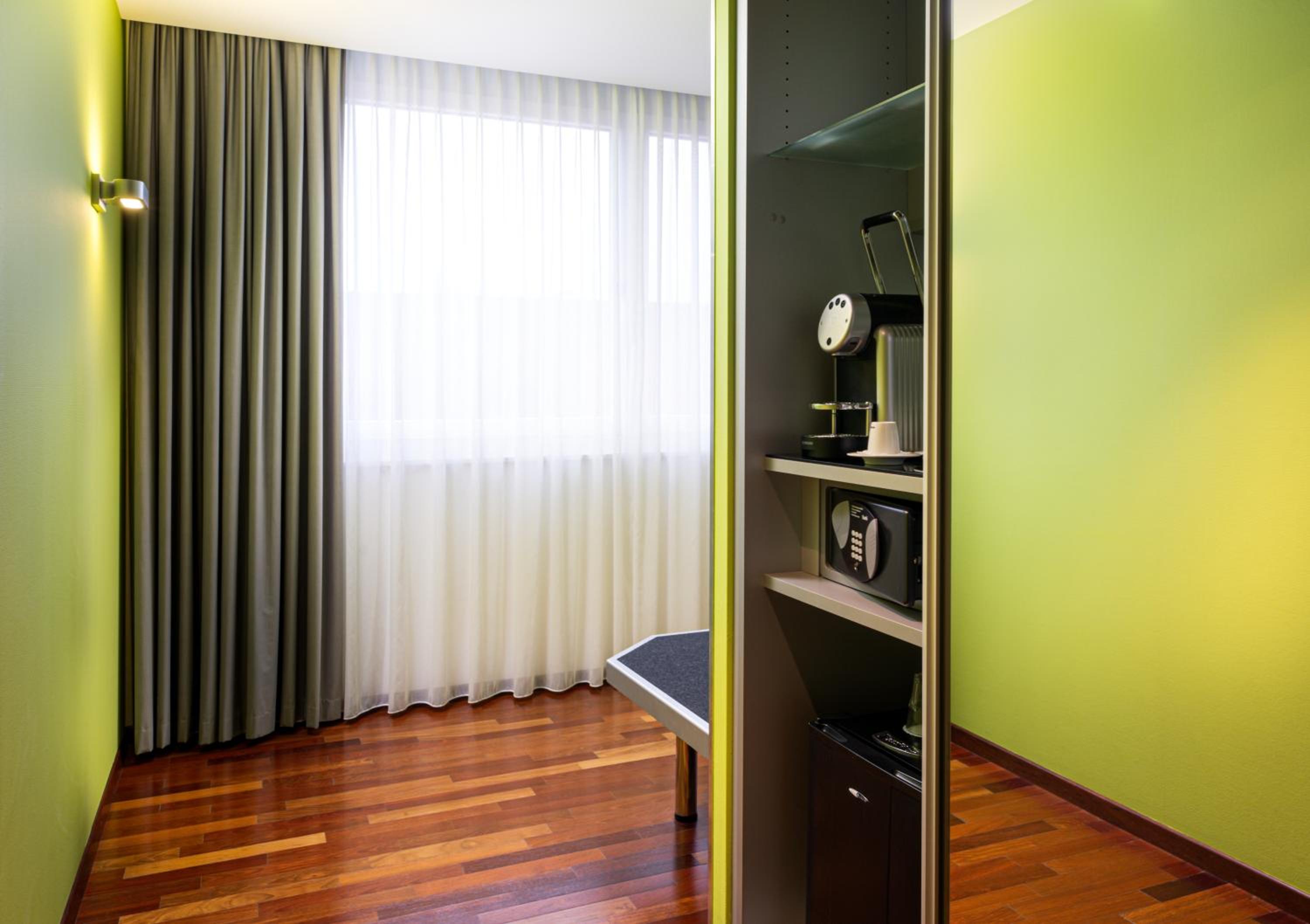 Premium Corner King Room - Photo 1
