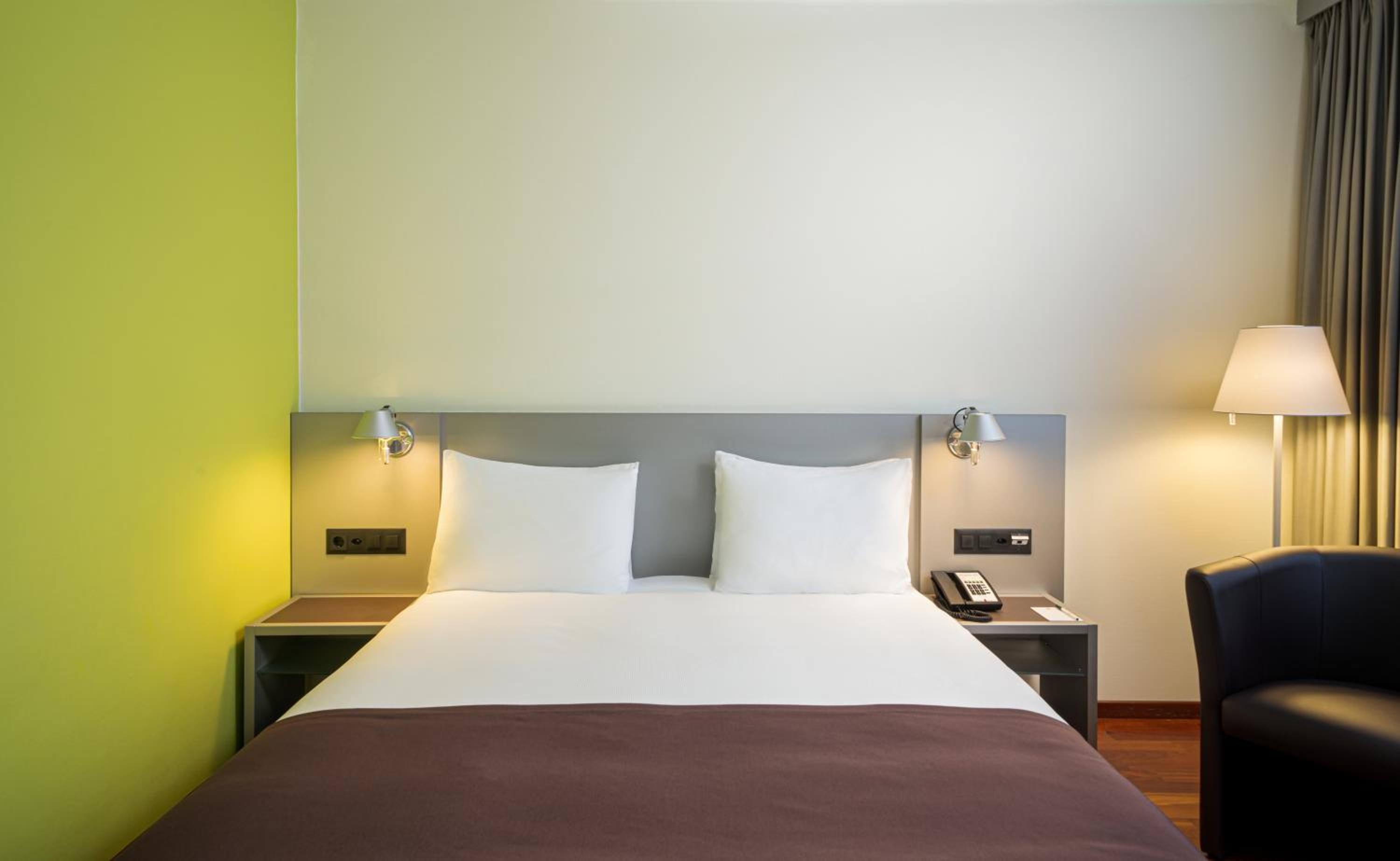 Standard King Room with Courtyard View - Photo 1