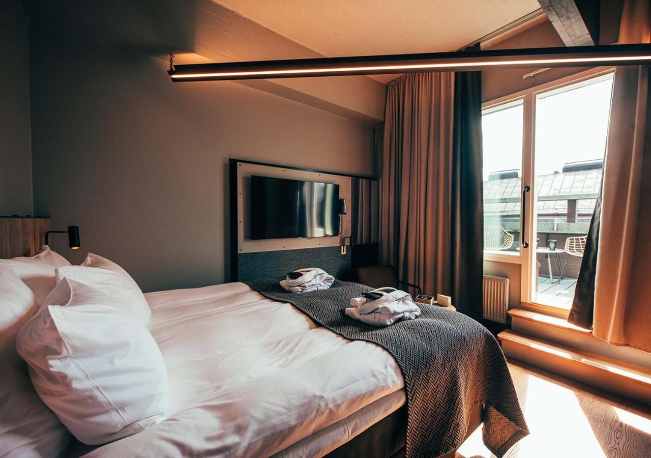 Deluxe, 1 King bed with Balcony - Photo 5