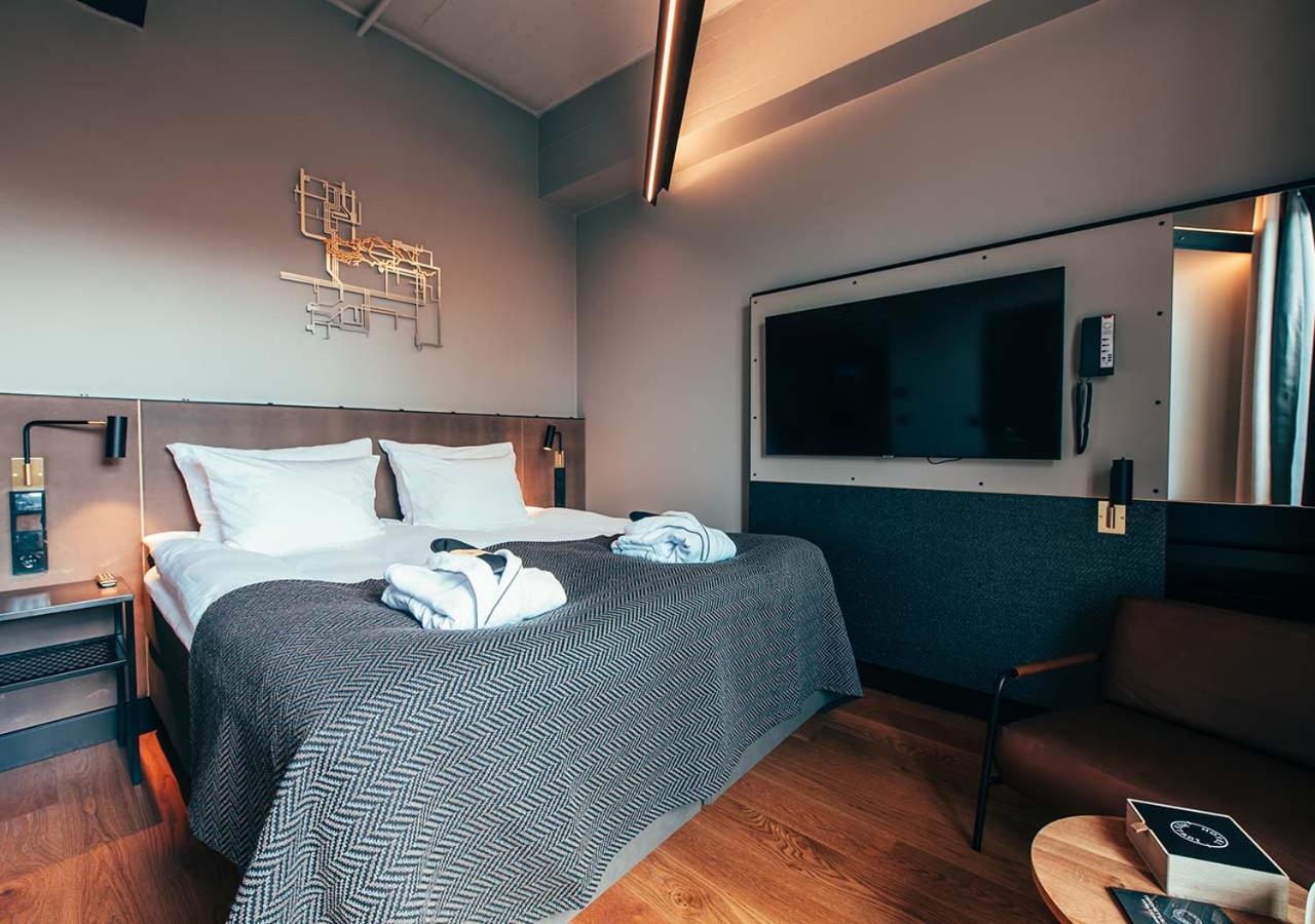 Deluxe, 1 King bed with Balcony - Photo 7