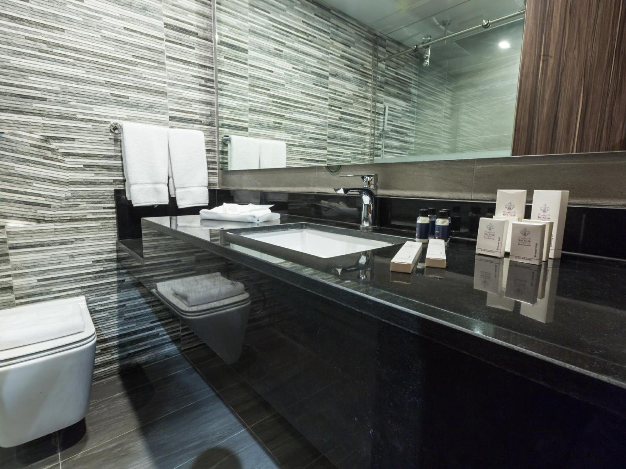 Executive Suite - Photo 2